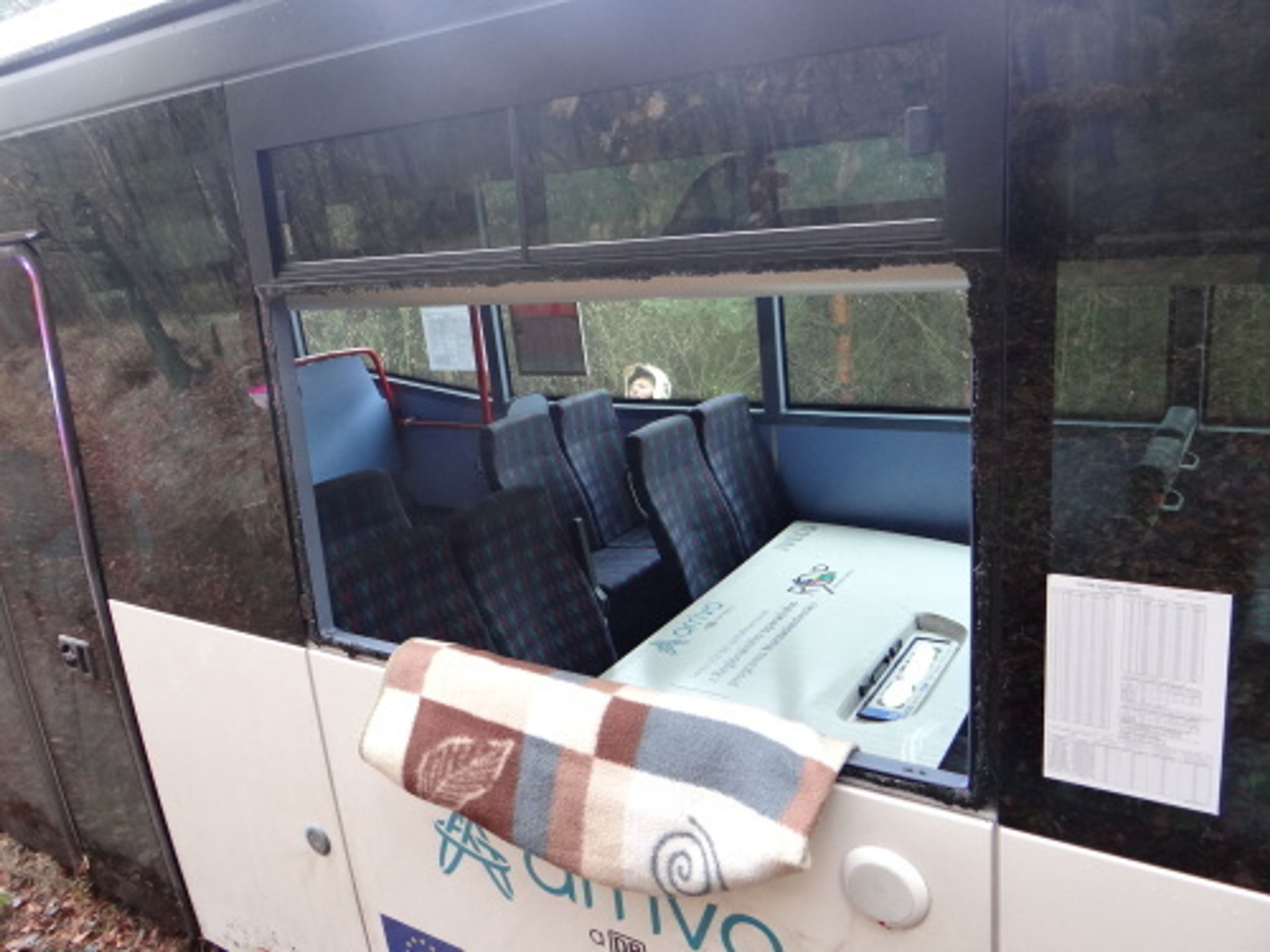 Autobus v příkopu na Opavsku vyprošťovali hasiči - 13 - GALERIE: Autobus na Opavsku vyprošťovali z příkopu hasiči (8/20)