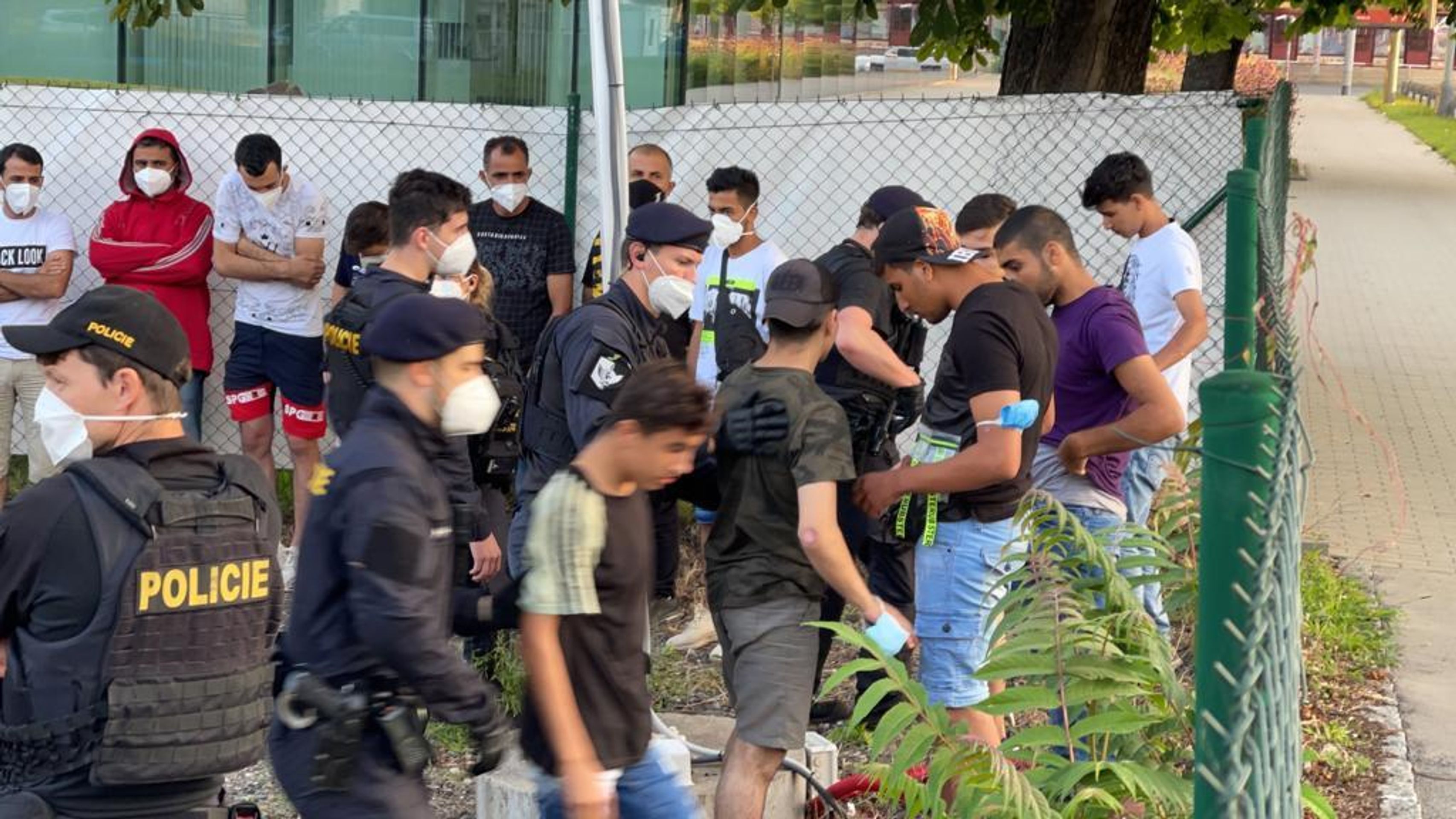 Dodávka s migranty ujížděla policii - 9 - GALERIE: Migranti utíkali před policií (18/26)