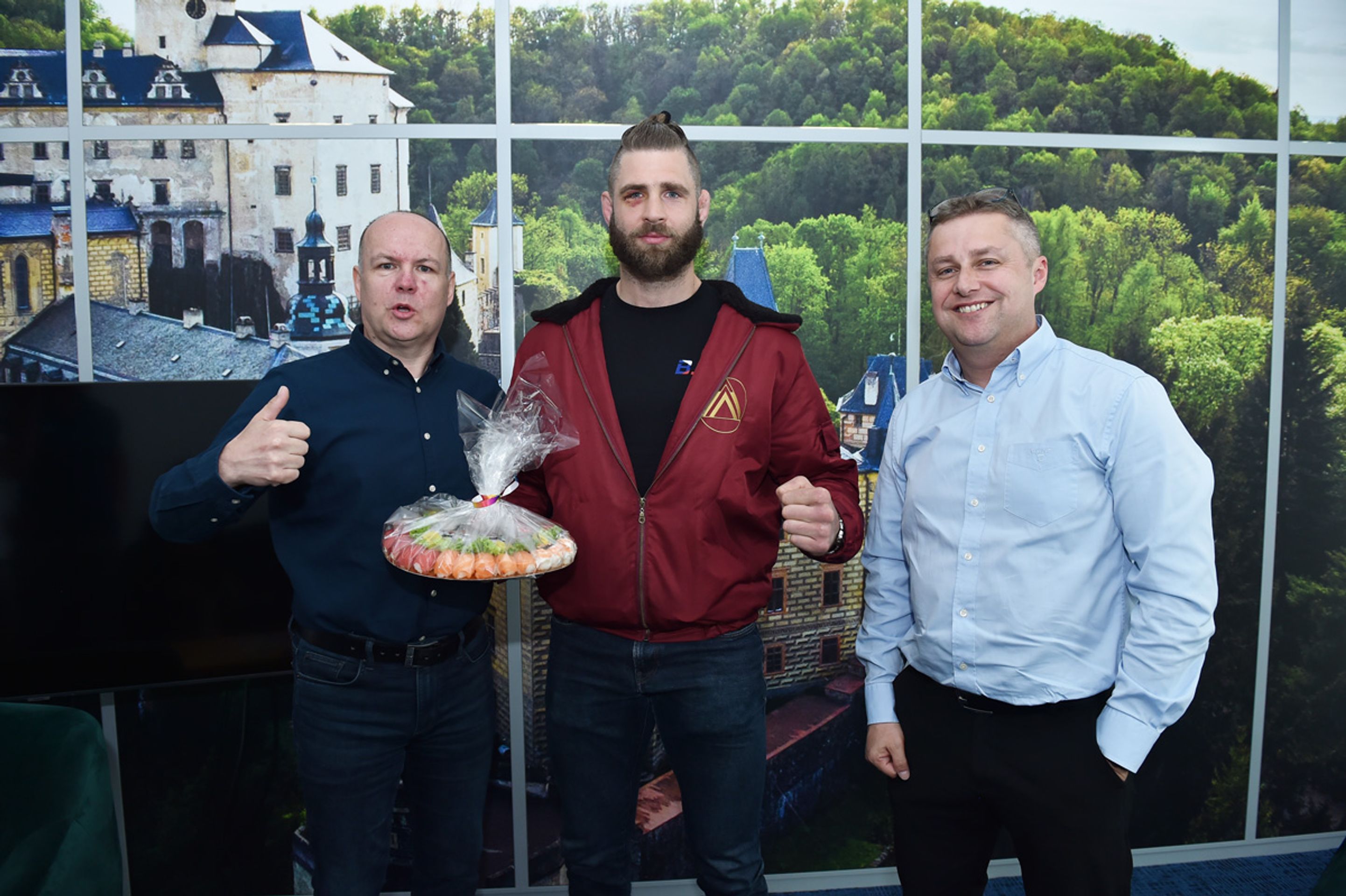 Ředitel zpravodajství Kamil Houska a vedoucí sportu pro TV Nova Dušan Mendel předali Jiřímu Procházkovi sushi dort - Jiří Procházka navštívil TV Nova (7/15)