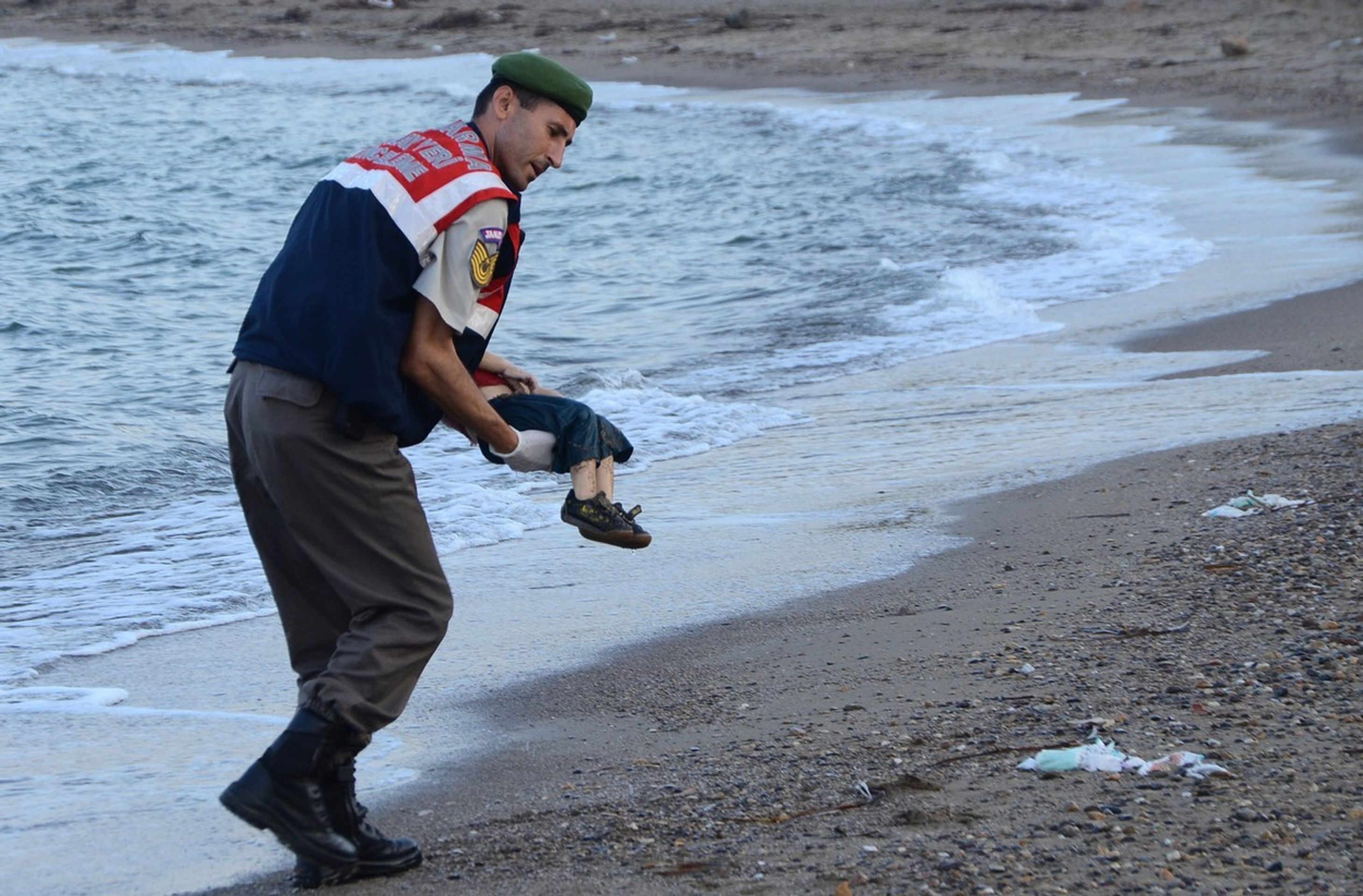 Utopený Aylan v Bodrumu - 2 - GALERIE: Mladá rodina prchala před válkou, stala se tragédie (3/5)