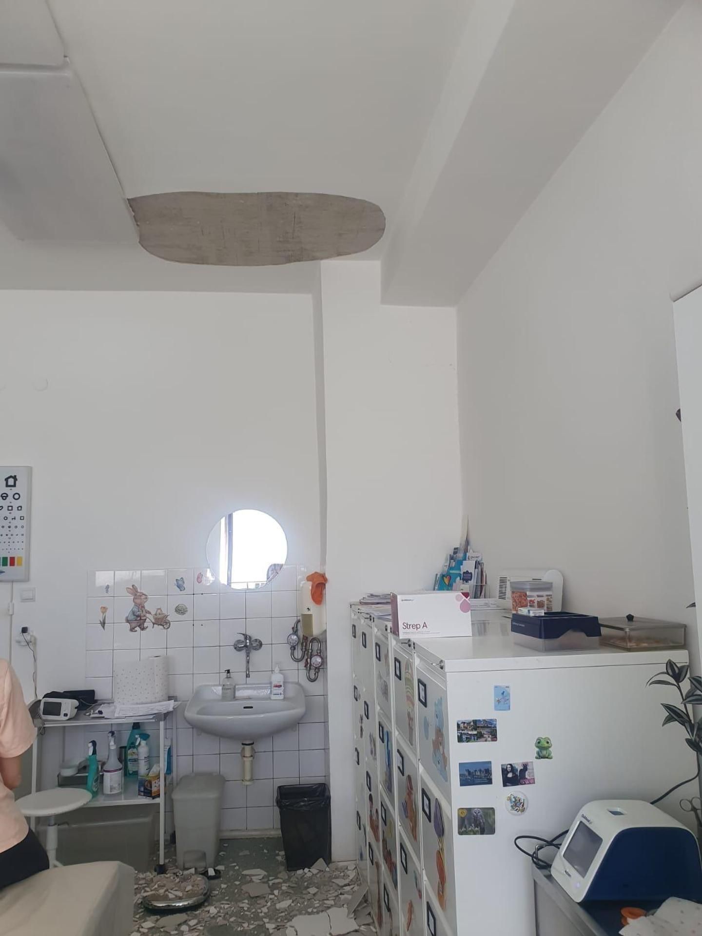 Na poliklinice spadl ze stropu velký kus omítky (1) - Na poliklinice spadl ze stropu velký kus omítky (1/4)