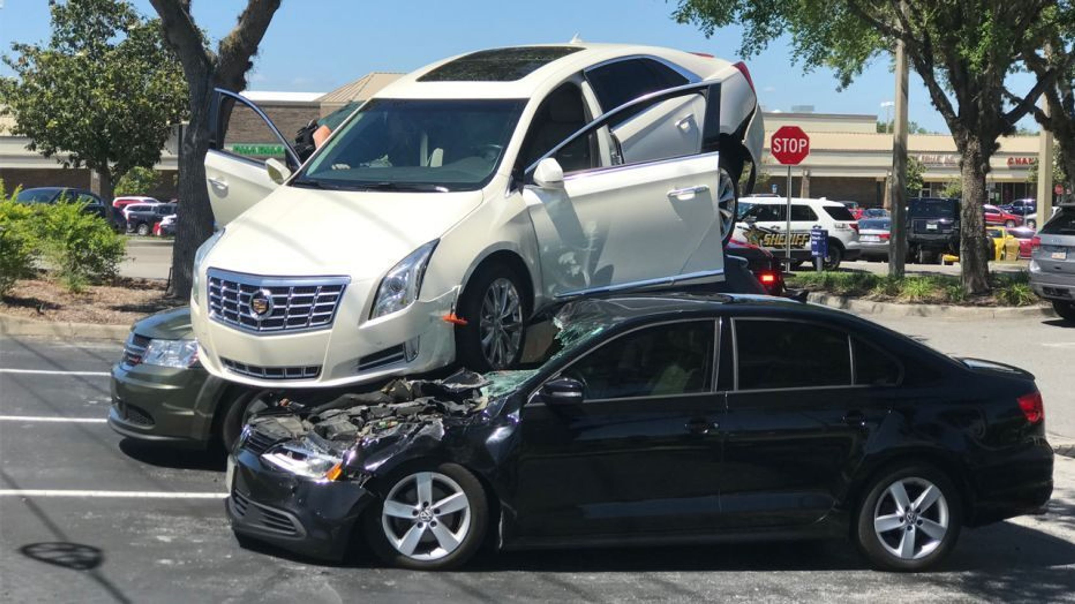 Bizarní nehoda na Floridě - 17 - Fotogalerie: Senior předvedl šílený průjezd křižovatkou. Pozpátku! (3/9)