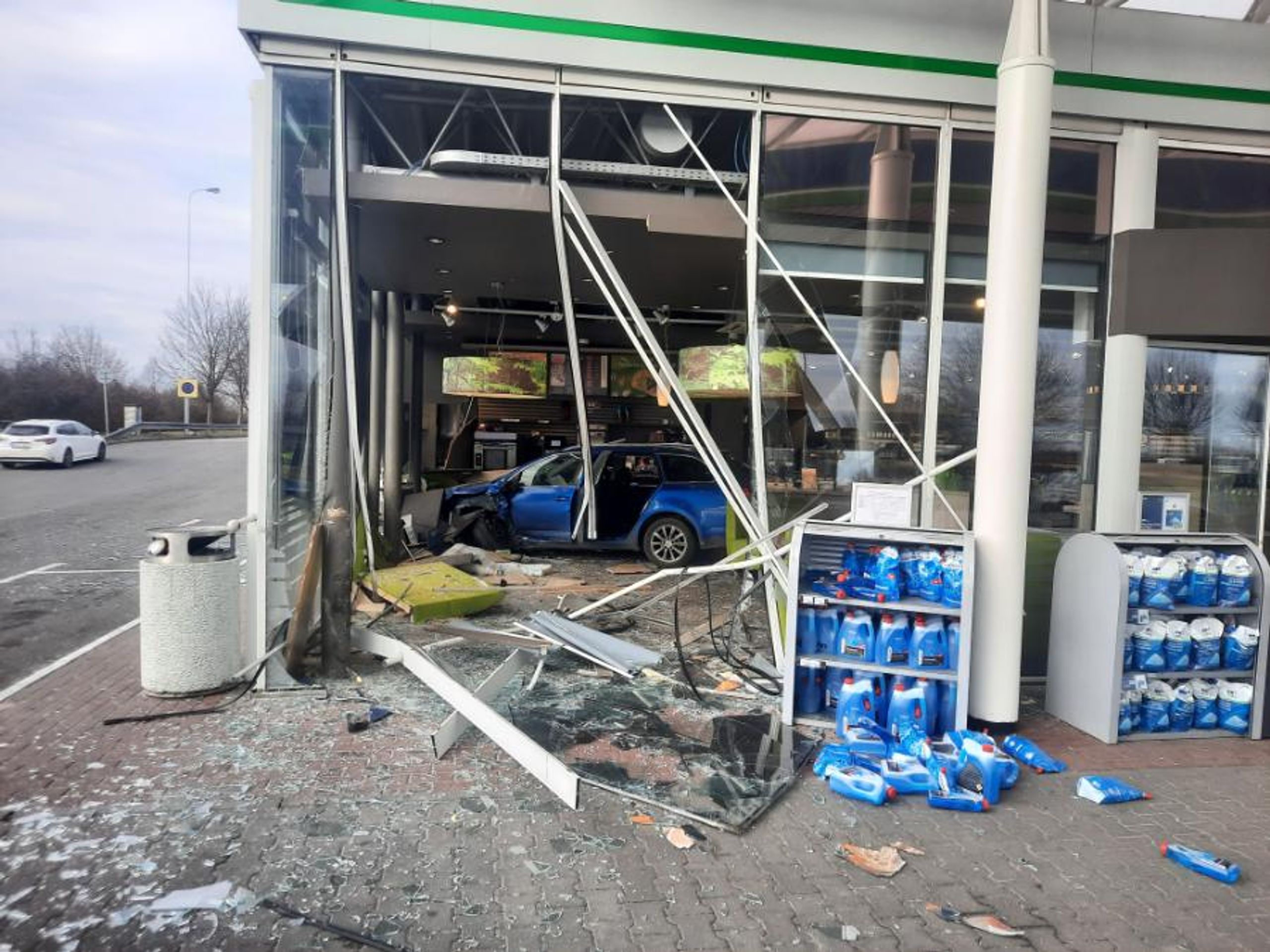 Auto narazilo do benzinky - Nehoda v Olomouci (1/4)
