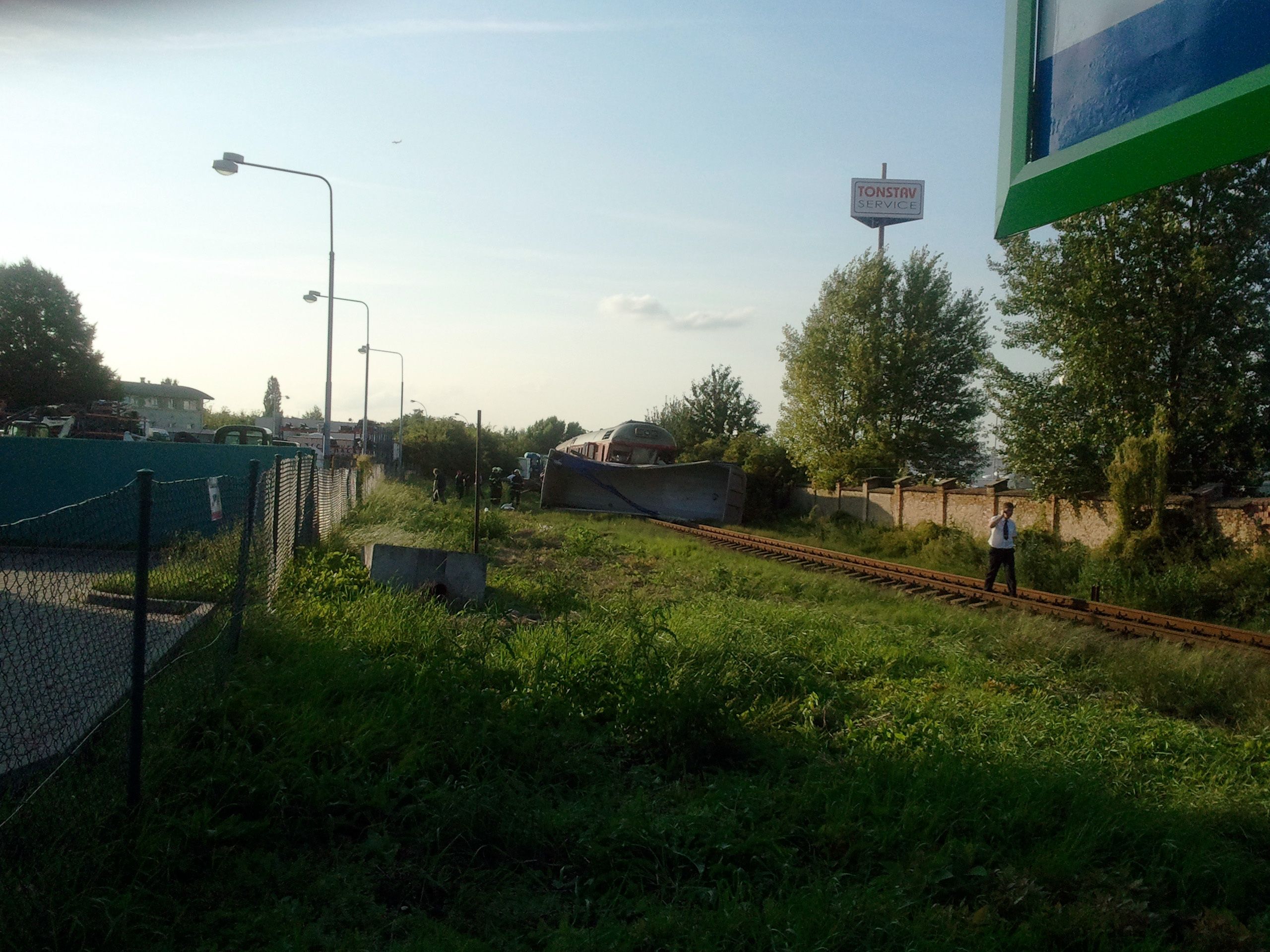 Nehoda vlaku - 5 - GALERIE: TĚŽKÁ NEHODA: Do vlaku narazil kamion. PRO RANĚNÉ LETÍ VRTULNÍK (2/6)