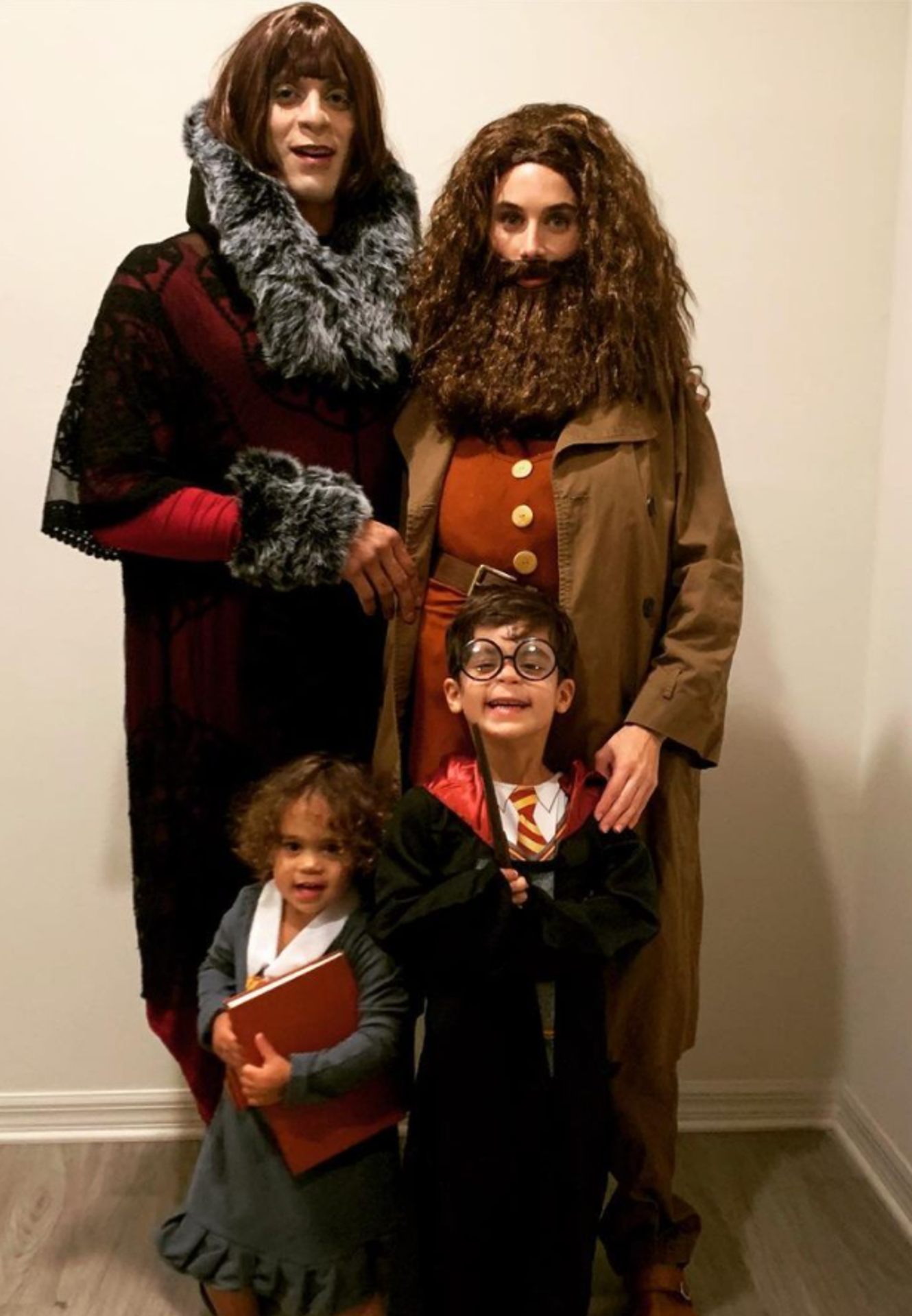 Hokejista Tampy Pierre-Edouard Bellemare s rodinou na Halloween zvolil převlek za postavy z Harryho Pottera. - Harry Potter, Tom Brady i Freddy Krueger . Jaký byl Halloween u slavných sportovců? (1/10)