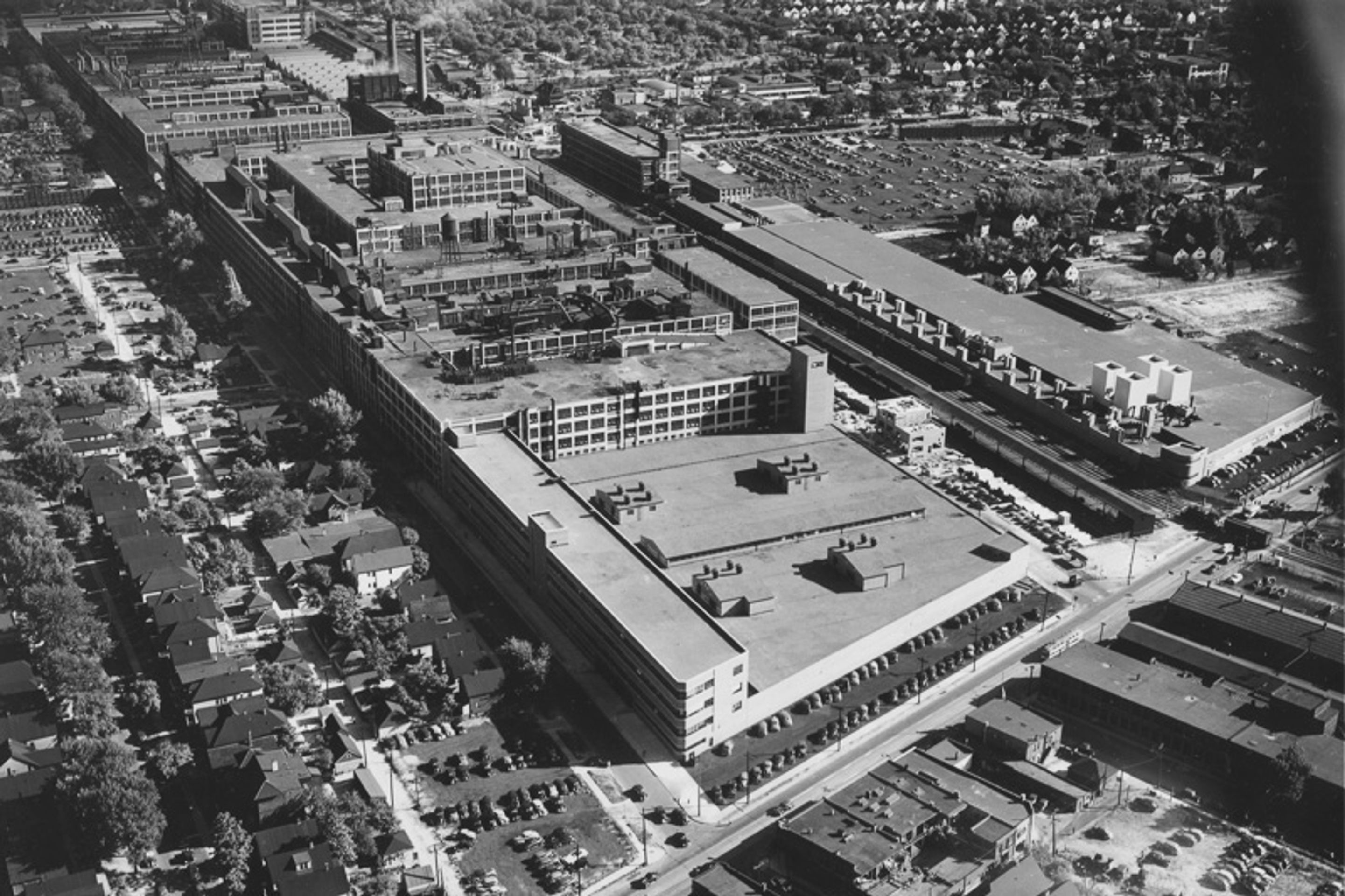 Packard Automotive Plant v Detroitu - Slavná obří továrna Packardu v Detroitu v dobách největší slávy a dnes (18/22)