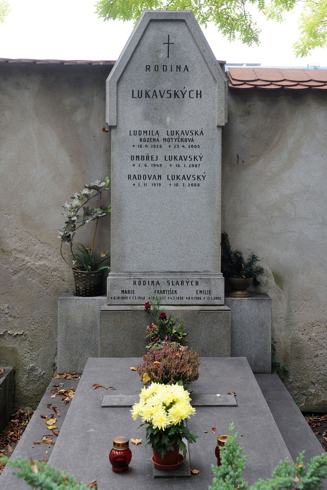 Hrob herce Radovana Lukavského - 3 - GALERIE: Hroby slavných (4/37)
