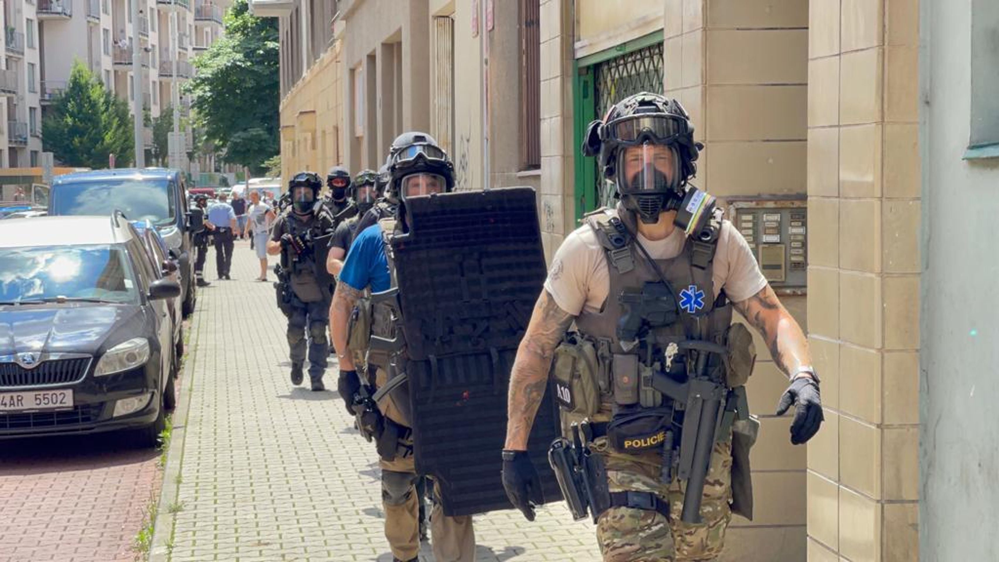 Policisté hledali násilníka, po vstupu do bytu jednoho z nich zranil výbuch - 3 - GALERIE: Policistu v Praze při vstupu do bytu zranil výbuch (7/10)