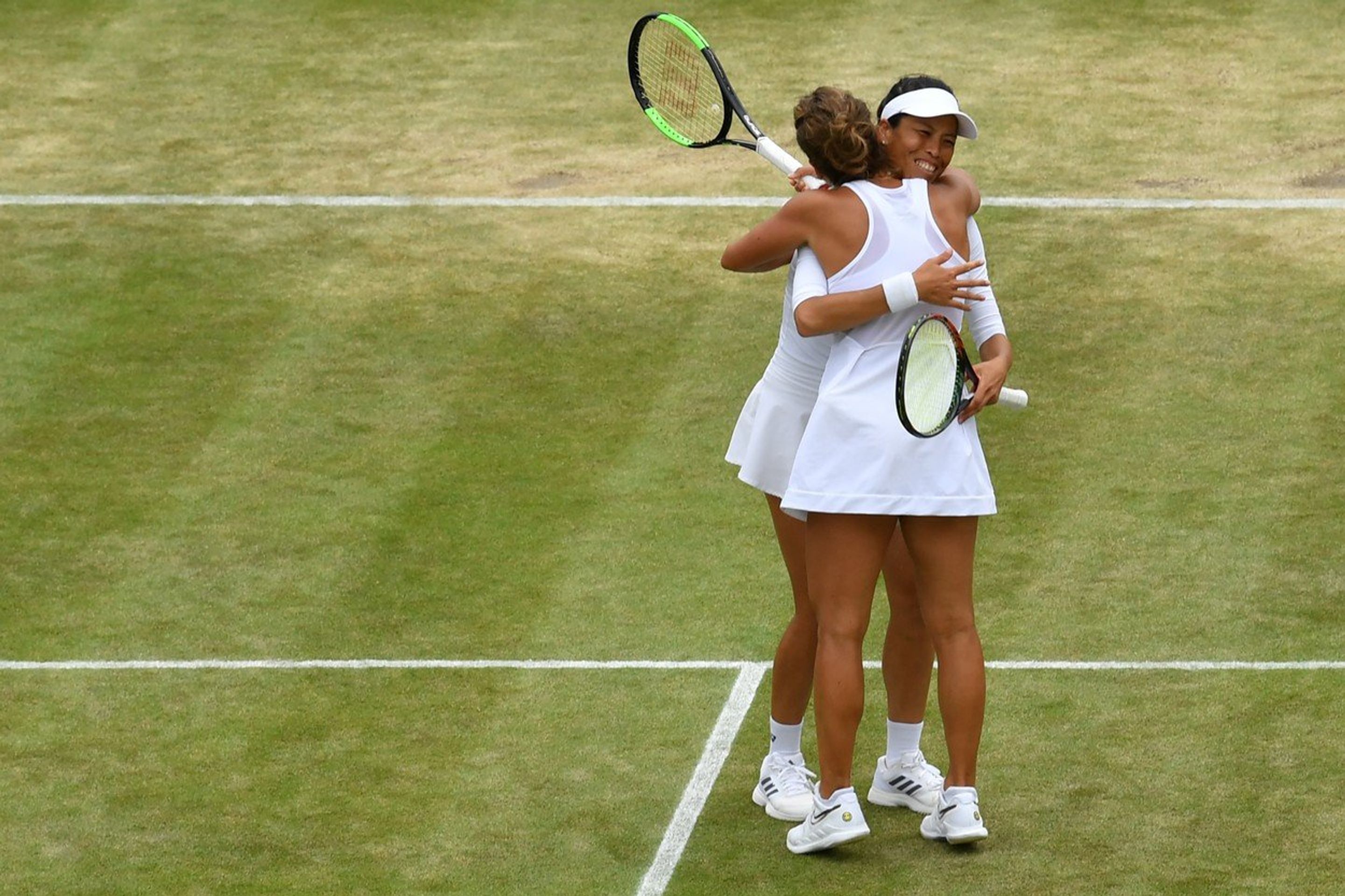 Barbora Strýcová s Tchajwankou Su-Wei - GALERIE: Barbora Strýcová je wimbledonskou šampionkou (4/5)