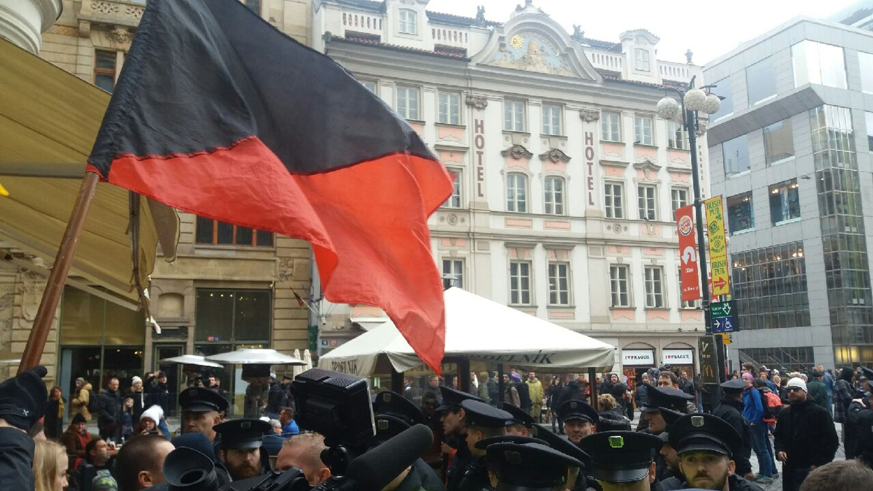 Anarchisté se na Václaváku pokusili prorazit policejní kordon - GALERIE: Oslavy 17. listopadu v Praze (9/15)