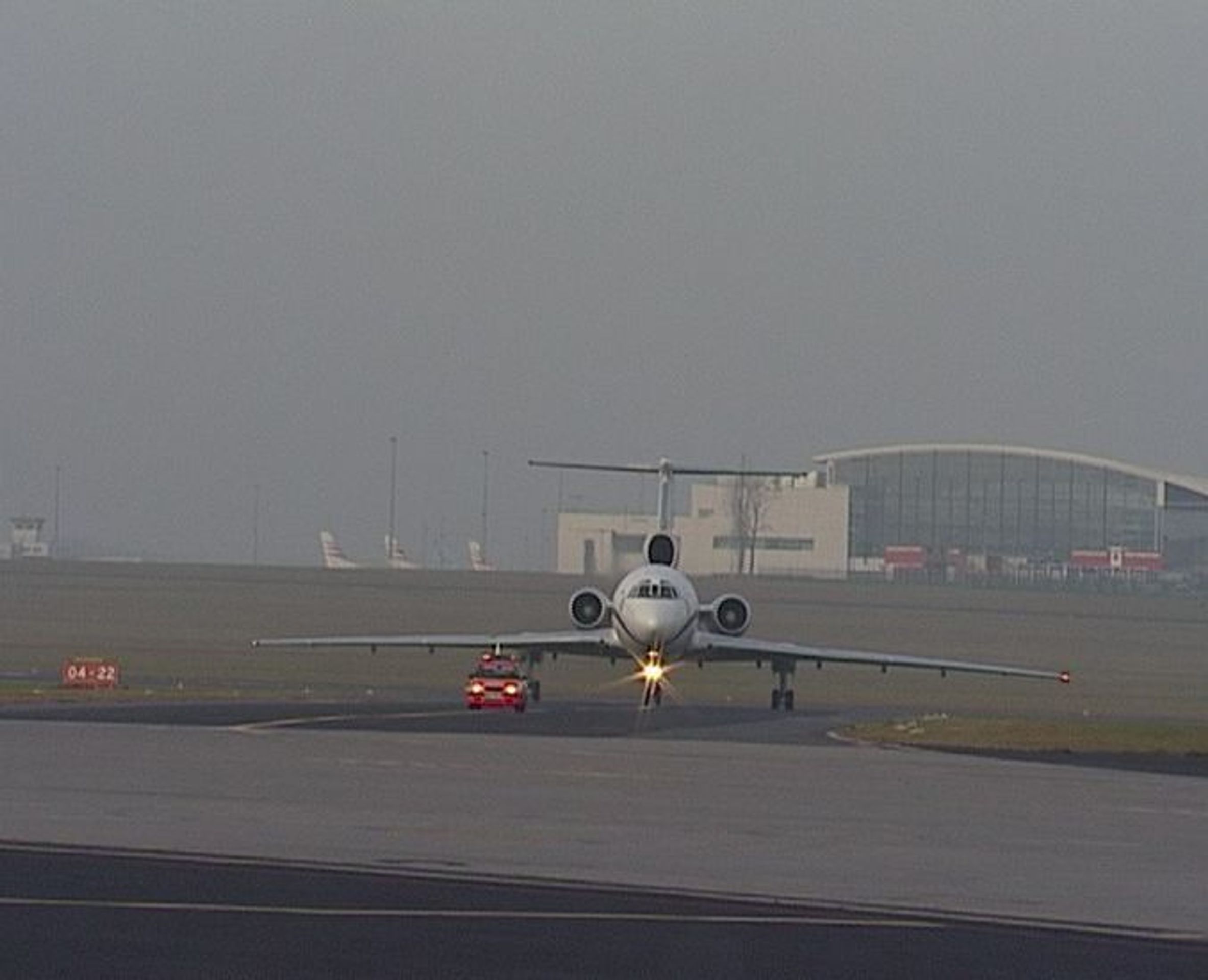 Armádní letadlo Tu-154 s českou armádní posádkou přistálo dnes dopoledne v Praze.  - Let z Turkmenistánu: ministerstvo chce celou věc vysvětlit (2/3)