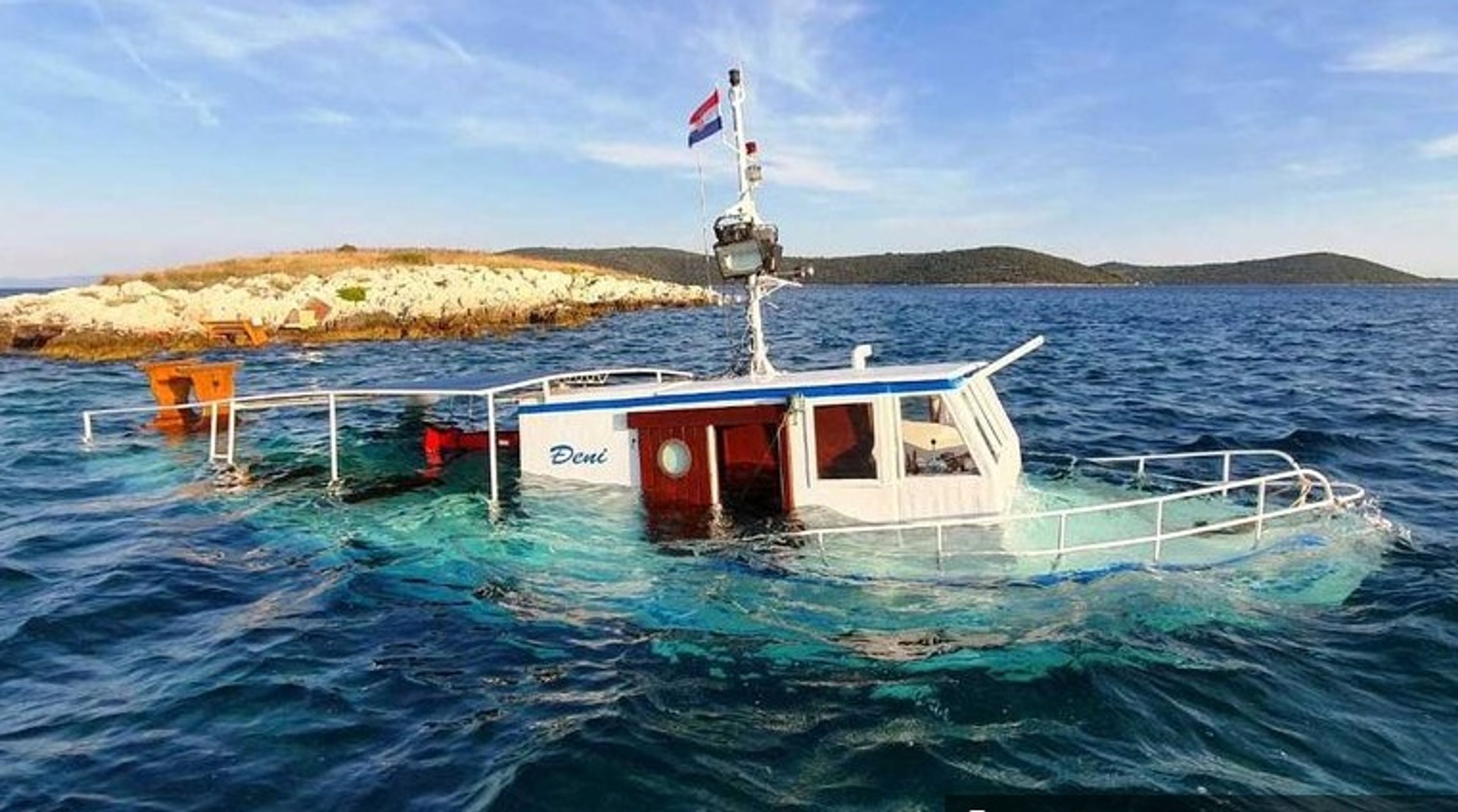 Nehoda výletní lodi - 4 - GALERIE: V Chorvatsku se potopila výletní loď! (2/5)