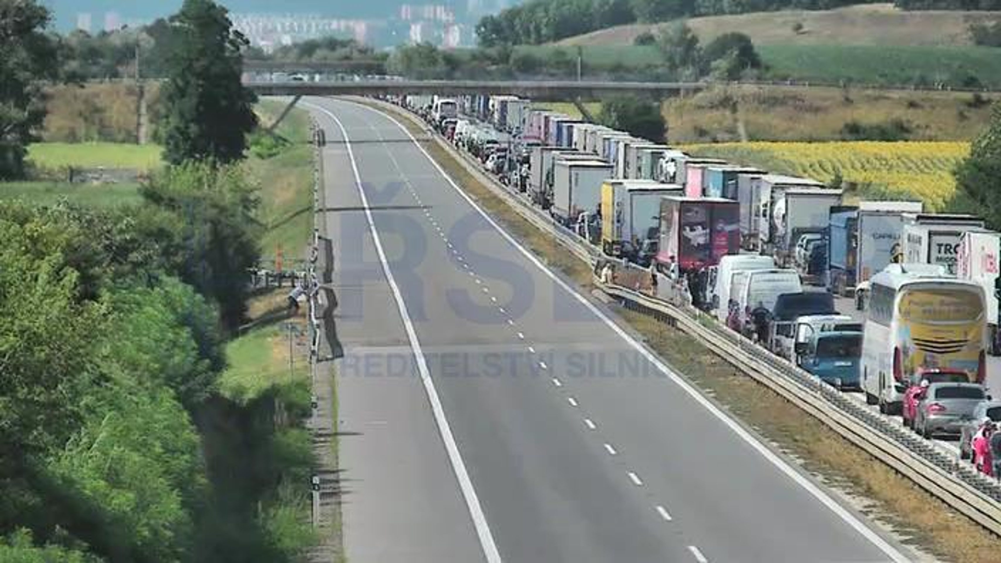 Vážná dopravní nehoda na D2 směr Brno (3) - Vážná dopravní nehoda na D2 směr Brno (20/22)