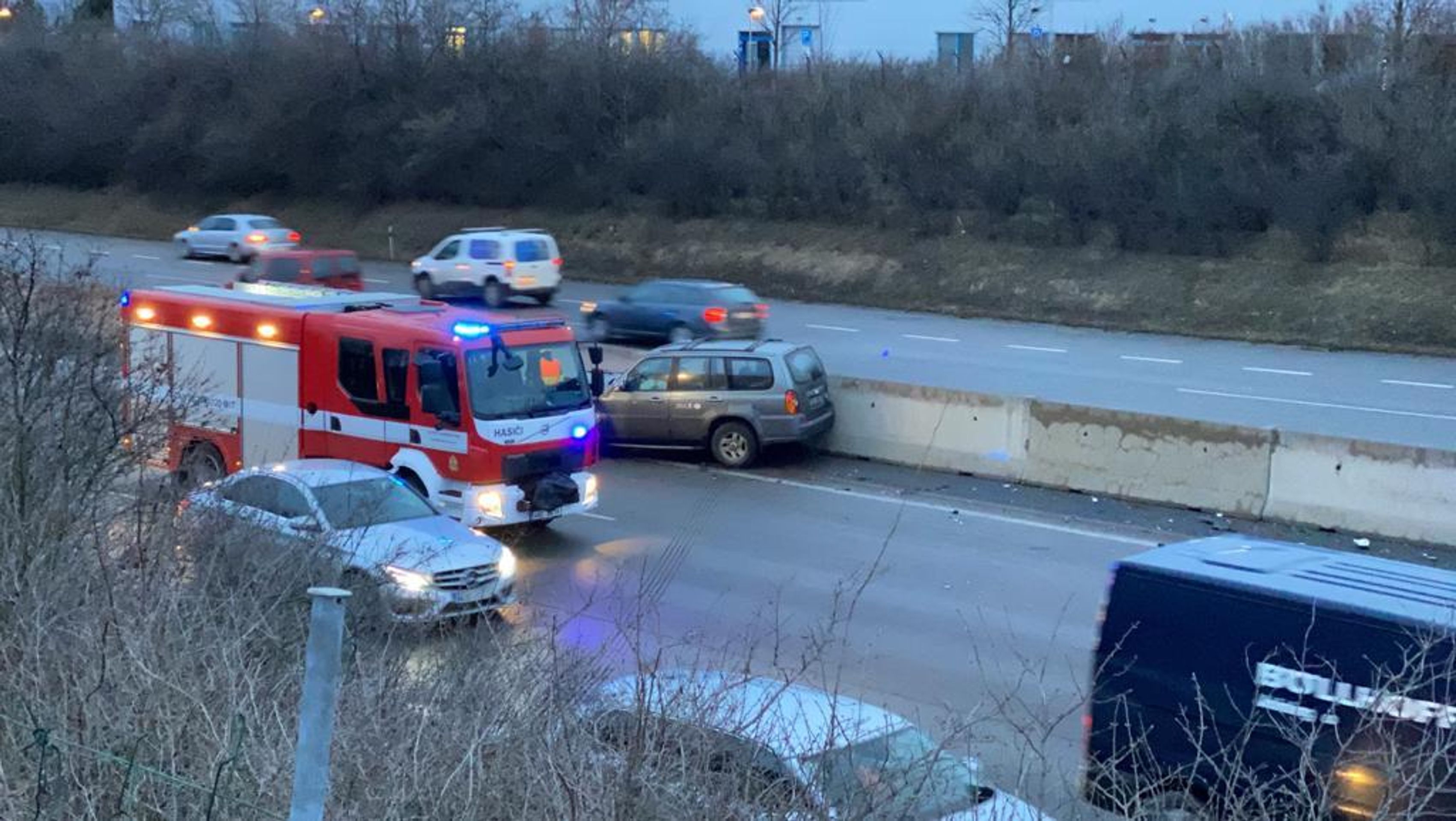 Smrtelná nehoda na pražském okruhu - 3 - GALERIE: Auto srazilo chodce na pražském okruhu (2/5)