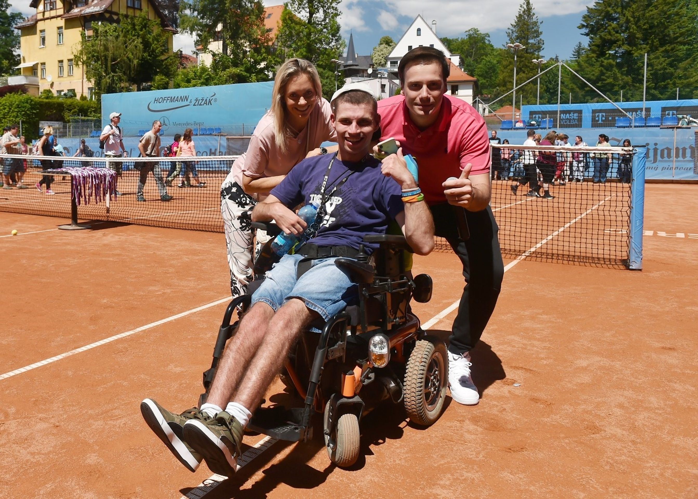 David Lafata, Klára Koukalová a Petr Suchoň zavítali za handicapovanými dětmi - 7 - Lafata, Koukalová a Suchoň zavítali za handicapovanými dětmi (7/10)