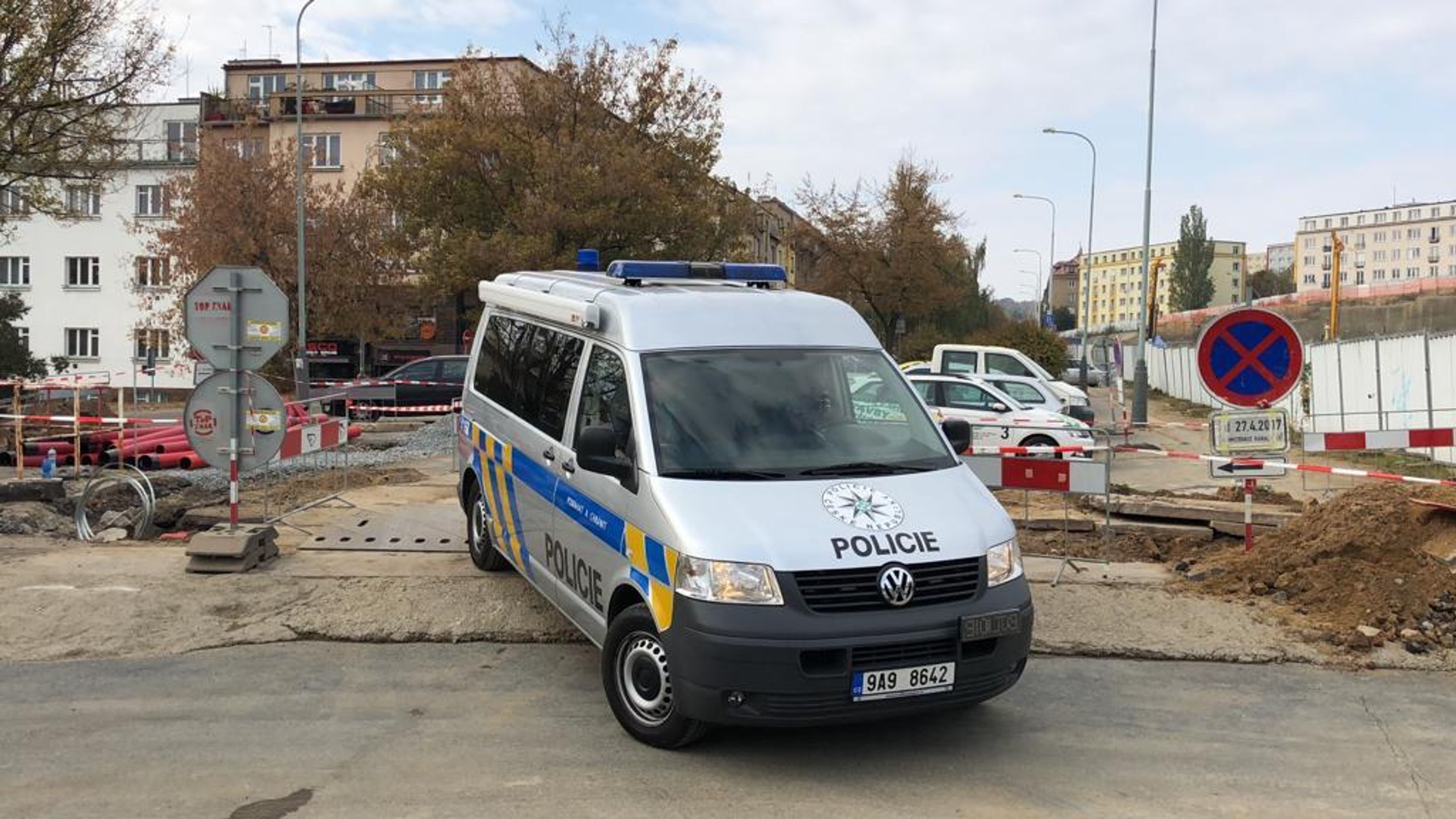Metro v Praze nejede - staveniště - 7 - GALERIE: Pražské metro ochromila nehoda - stroj prorazil tubus (5/11)