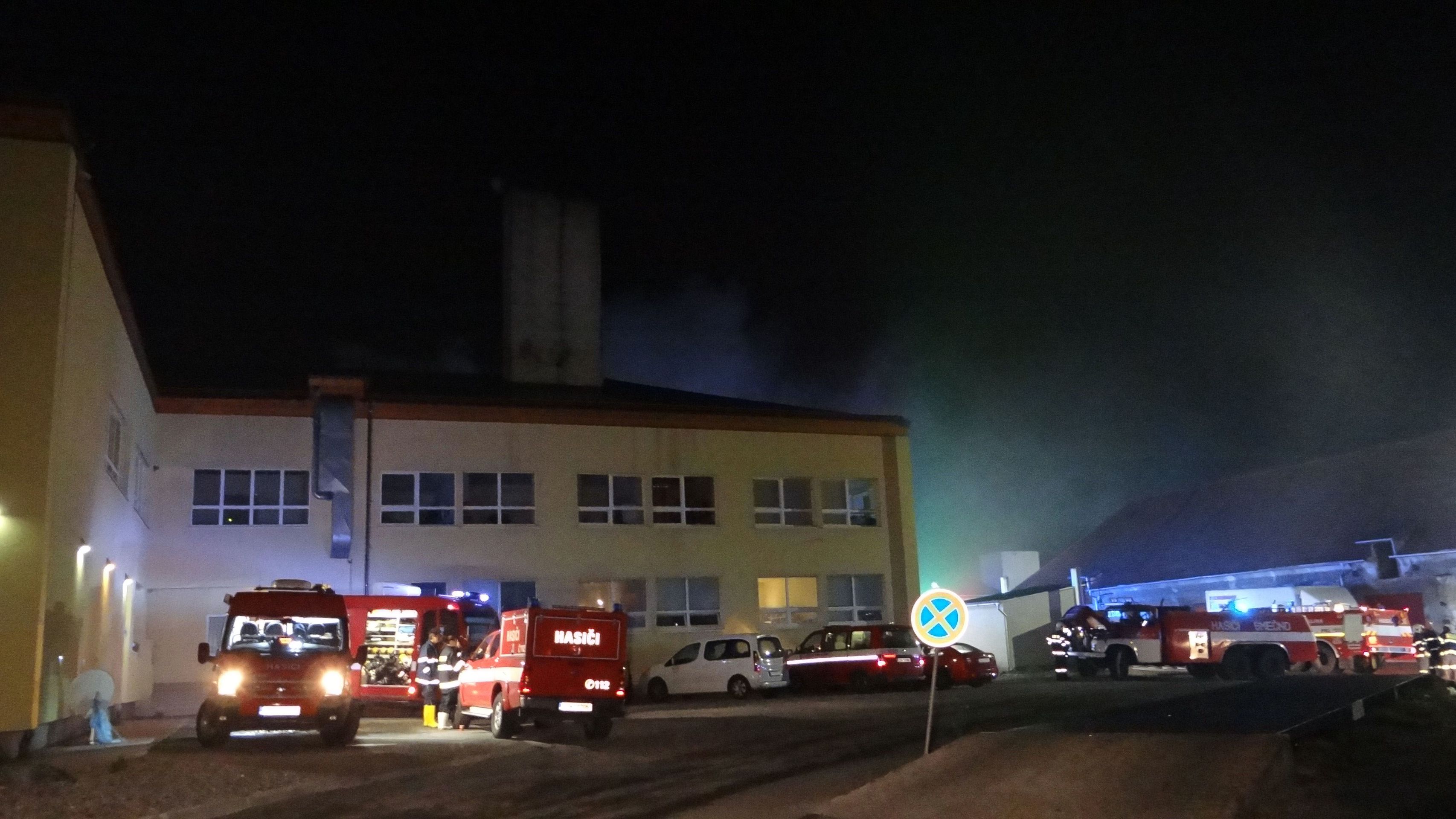 Plameny zničily halu, kde se třídí a zpracovává plastový a papírový odpad - GALERIE: Požár v Kamenných Žehrovicích na Kladensku (5/6)