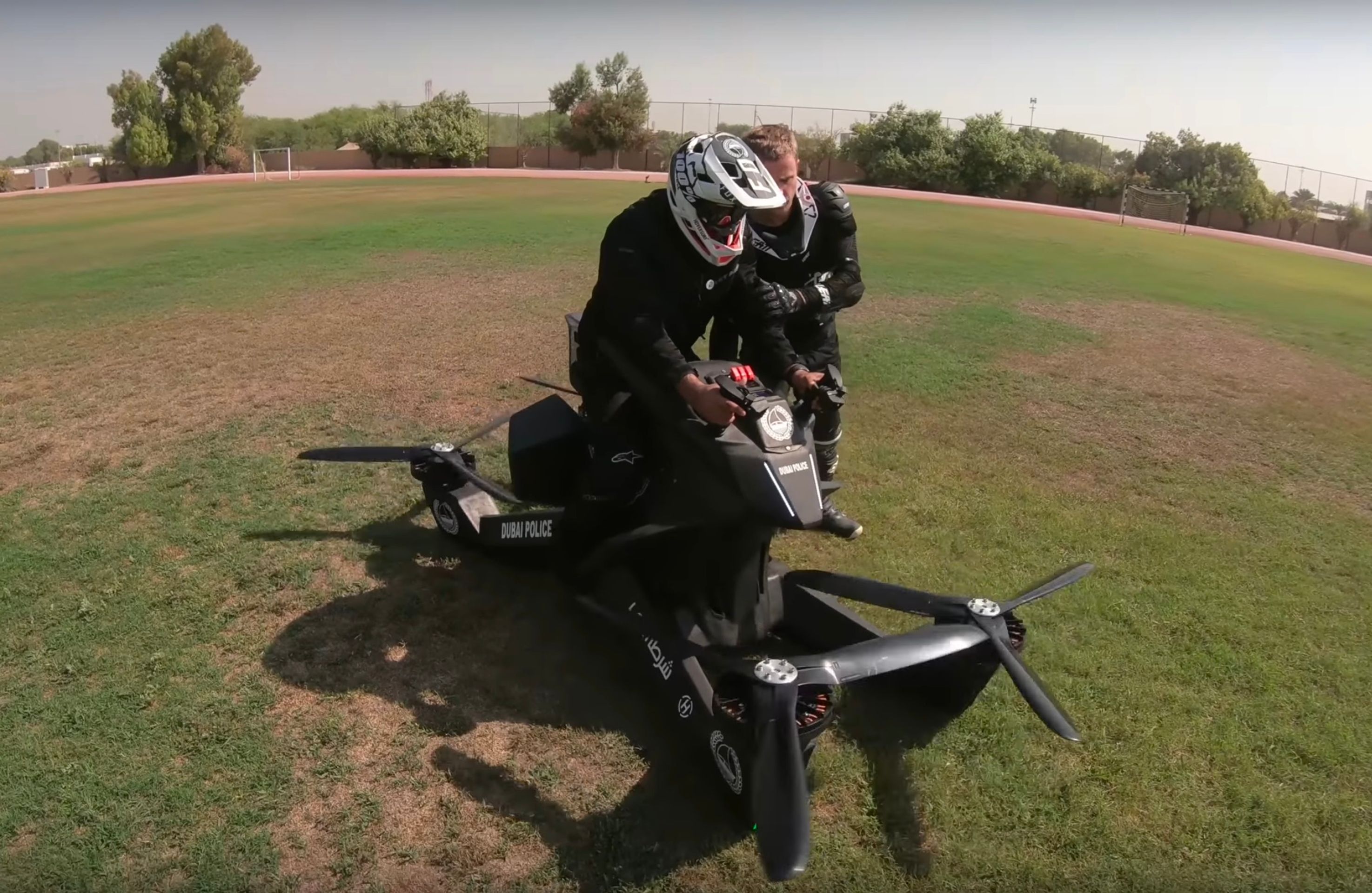 Létající motorka Hoverbike S3 2019 - 18 - Fotogalerie: Výcvik dubajské policie na létajícím stroji (2/10)