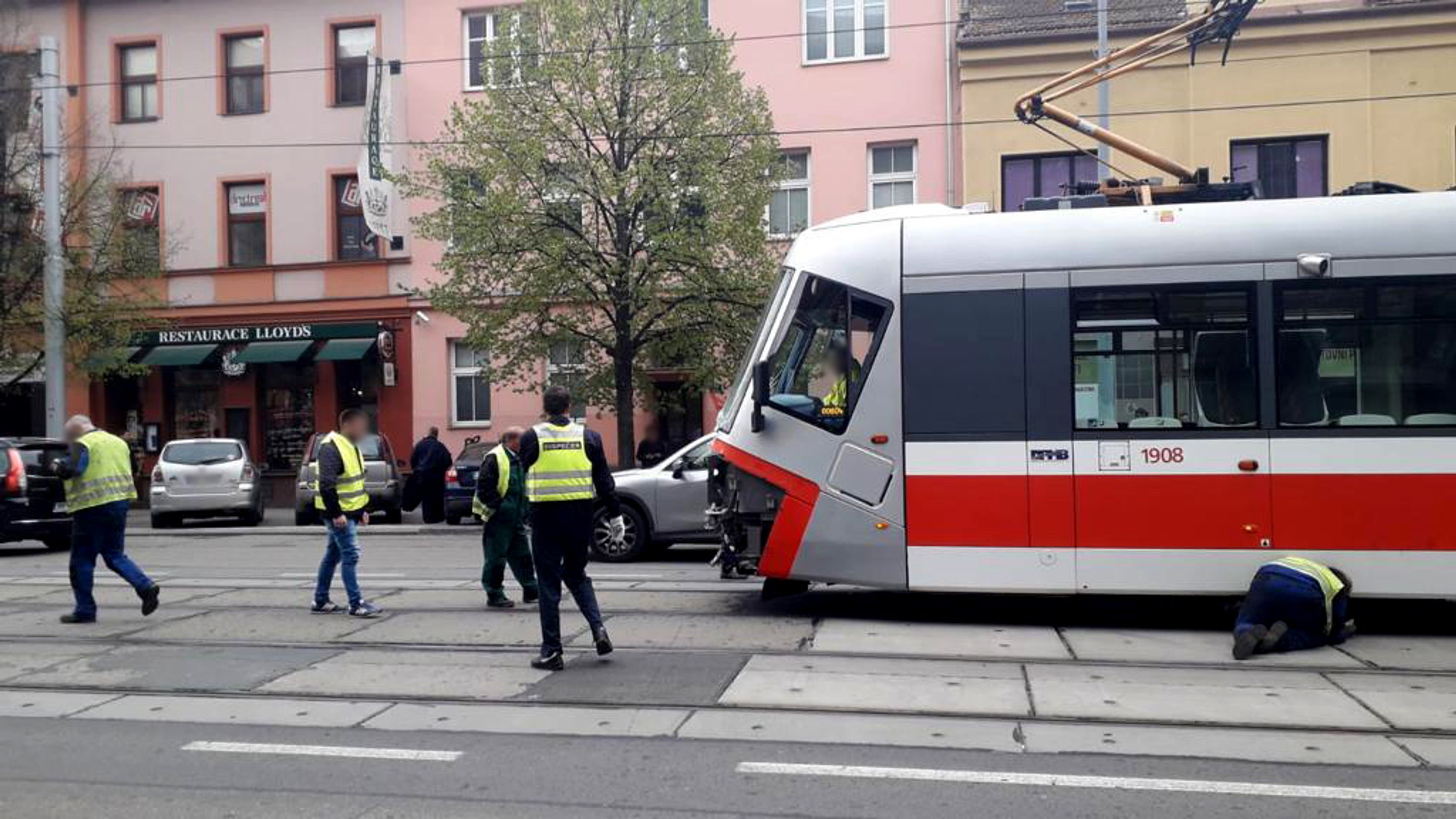 Nehoda tramvaje a nákladního auta v Brně - 5 - GALERIE: Nehoda tramvaje a nákladního auta v Brně (5/5)