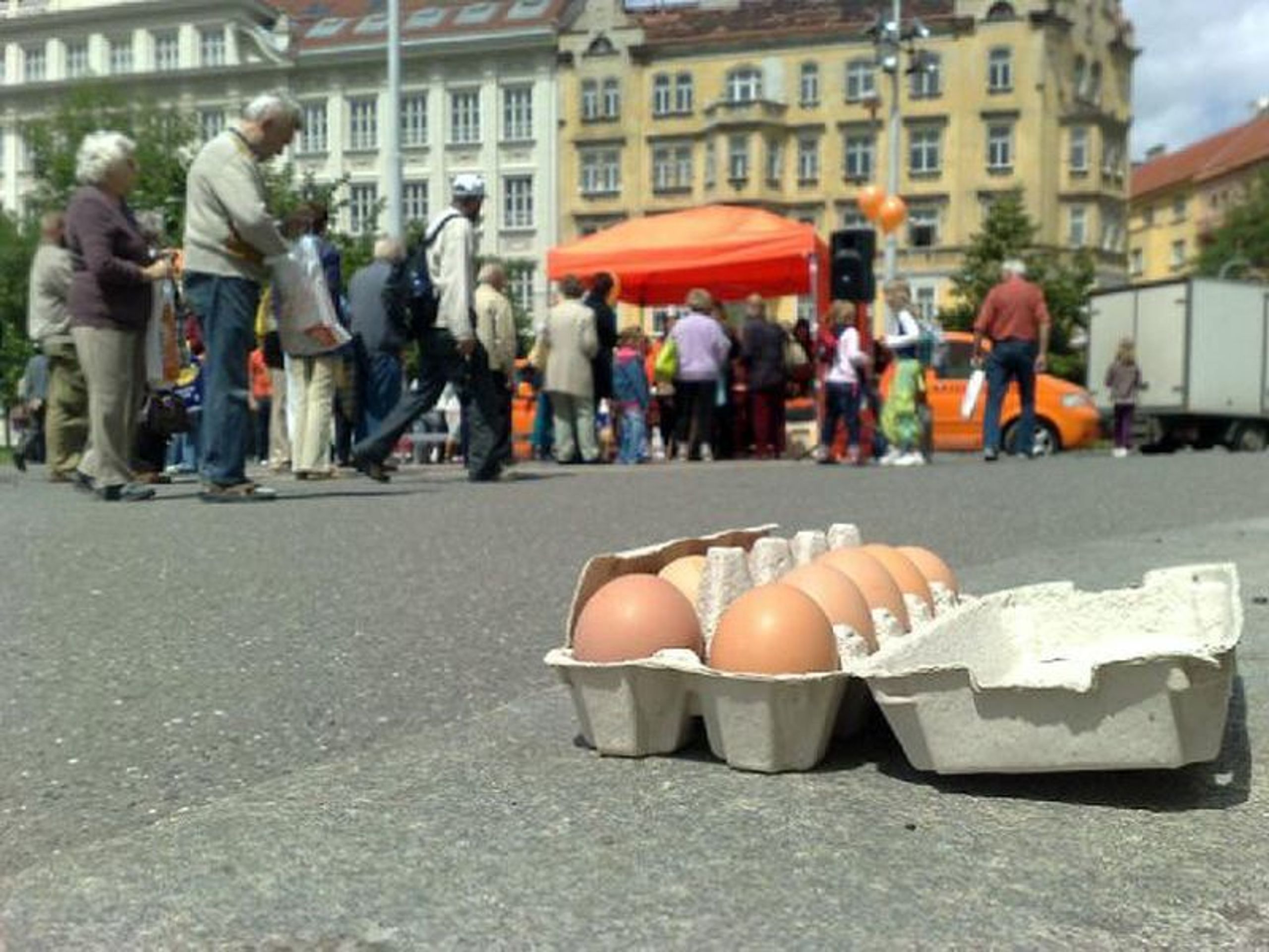 Vajíčka na náměstí Jiřího z Poděbrad - Pražské mítinky ČSSD (8/12)