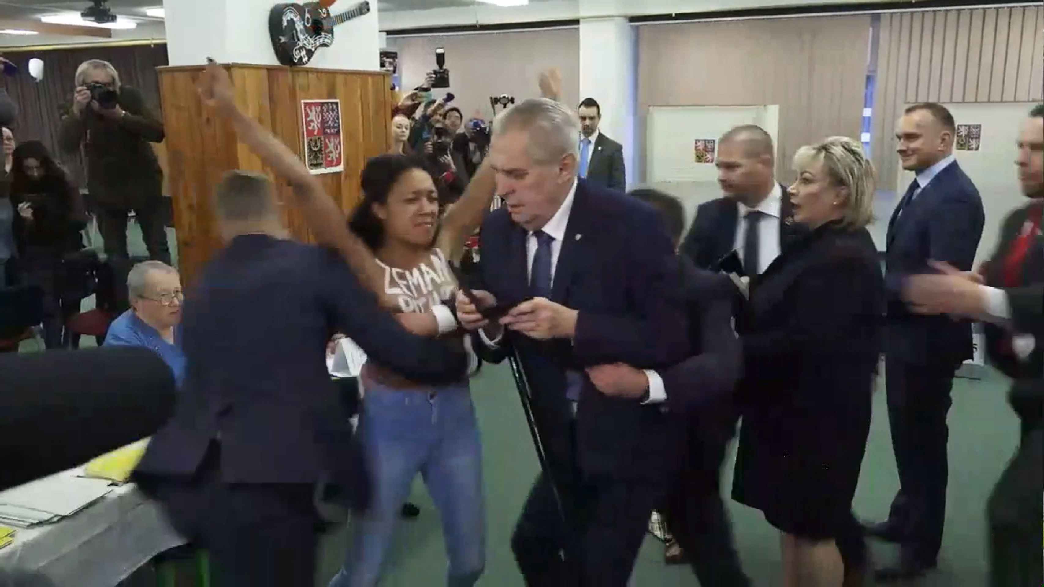 Miloš Zeman napadený u voleb - 5 - GALERIE: Miloš Zeman napadený u voleb (5/10)