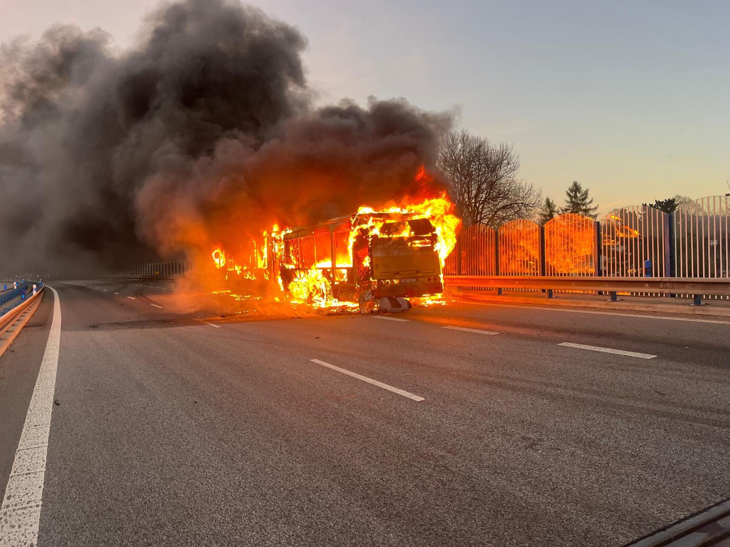 Hořící autobus na silnici I/35 u Chrastavy - Hořící autobus u Chrastavy (2/10)