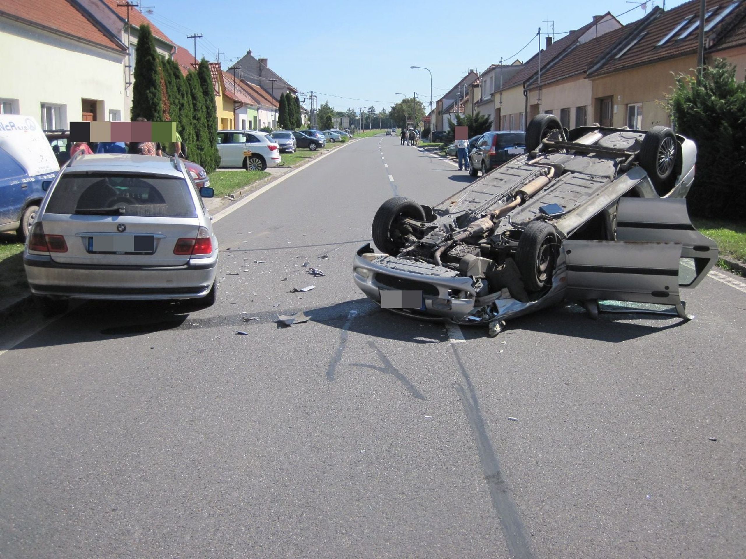 Smolař si koupil auto a hned ho obrátil na střechu - Koupil si auto a hned ho obrátil na střechu (3/3)