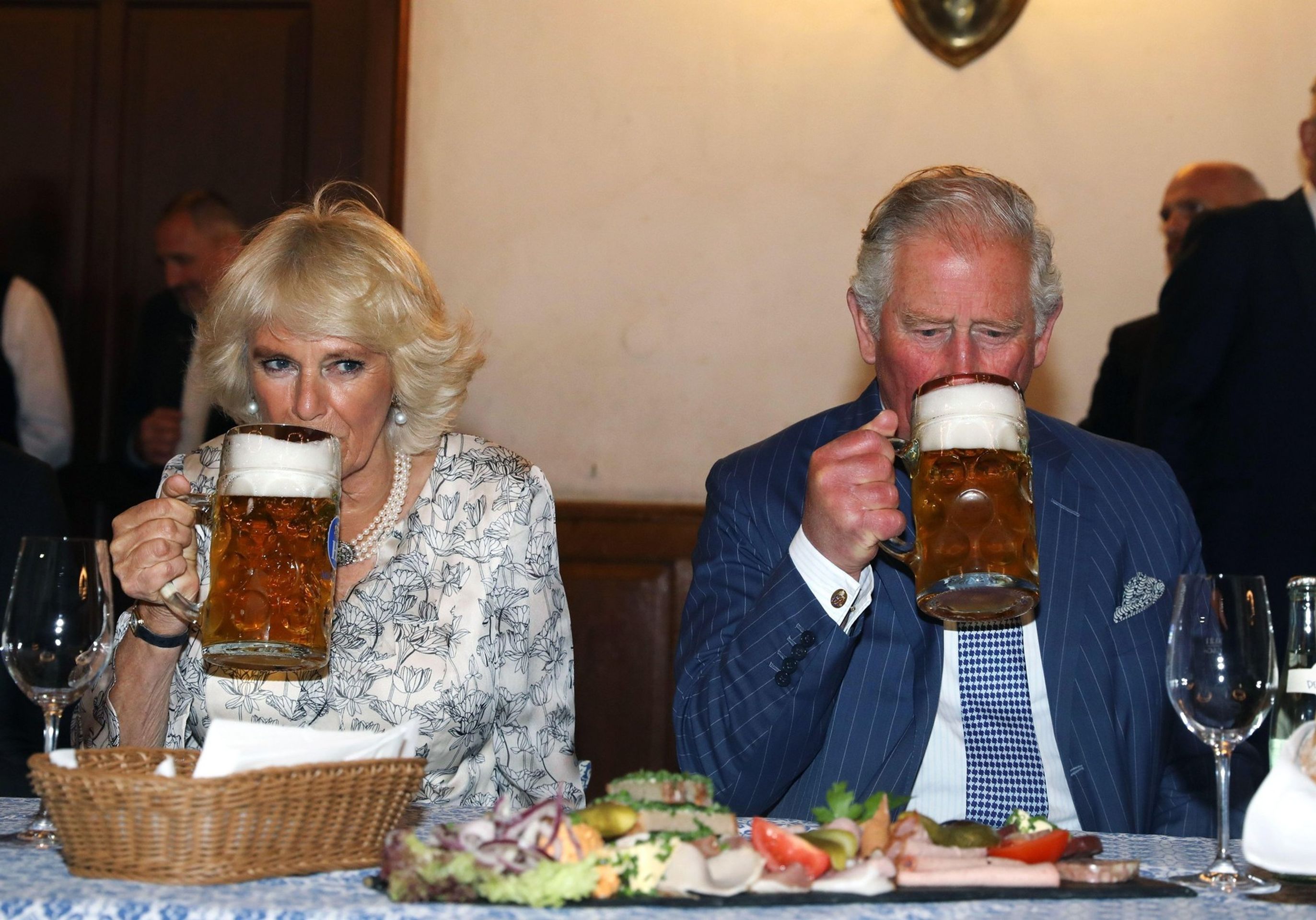 Král Karel III. a královna Camilla v restauraci Hofbräuhaus München v Mnichově - TOP 10 Restaurace ve světě (7/8)