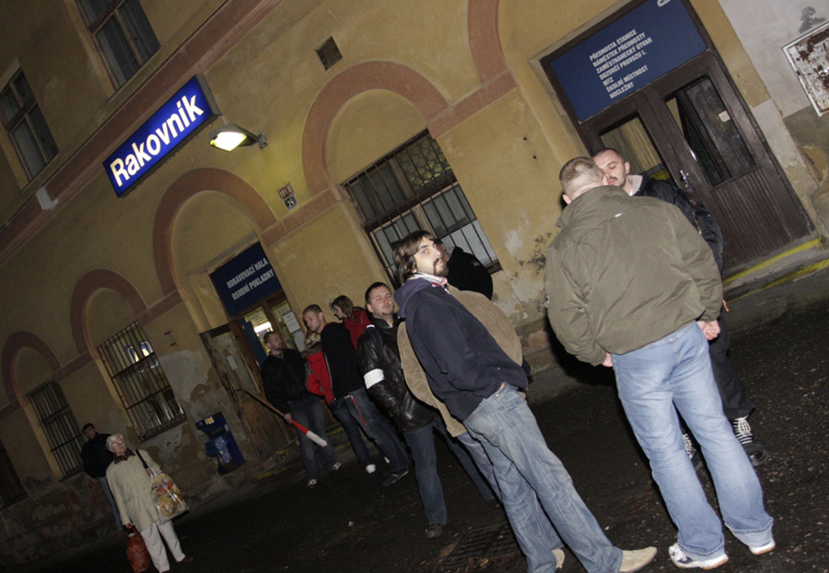 Nacionalisté před rakovnickým nádražím - Galerie: Pochod v Rakovníku (9/12)