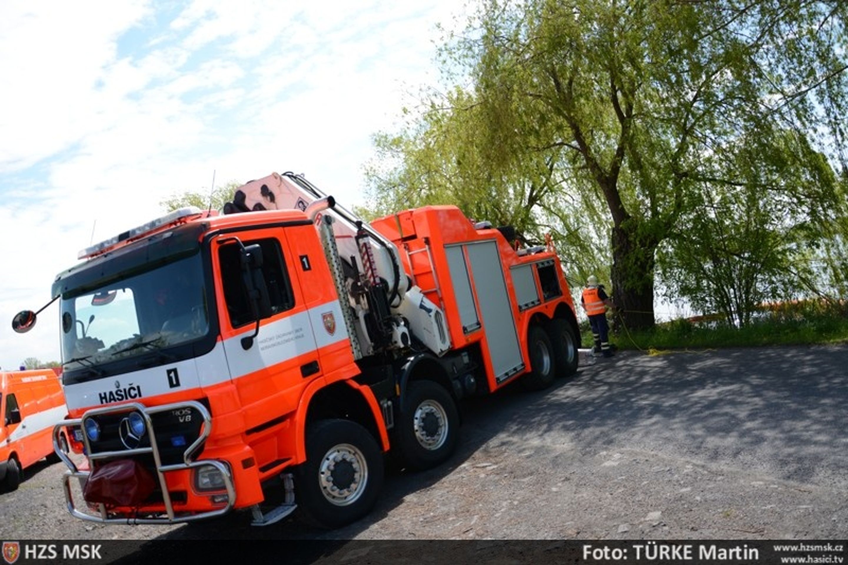Hasiči lovili auto z rybníka Bezruč - GALERIE: Hasiči vytahovali auto z rybníka Bezruč (13/14)
