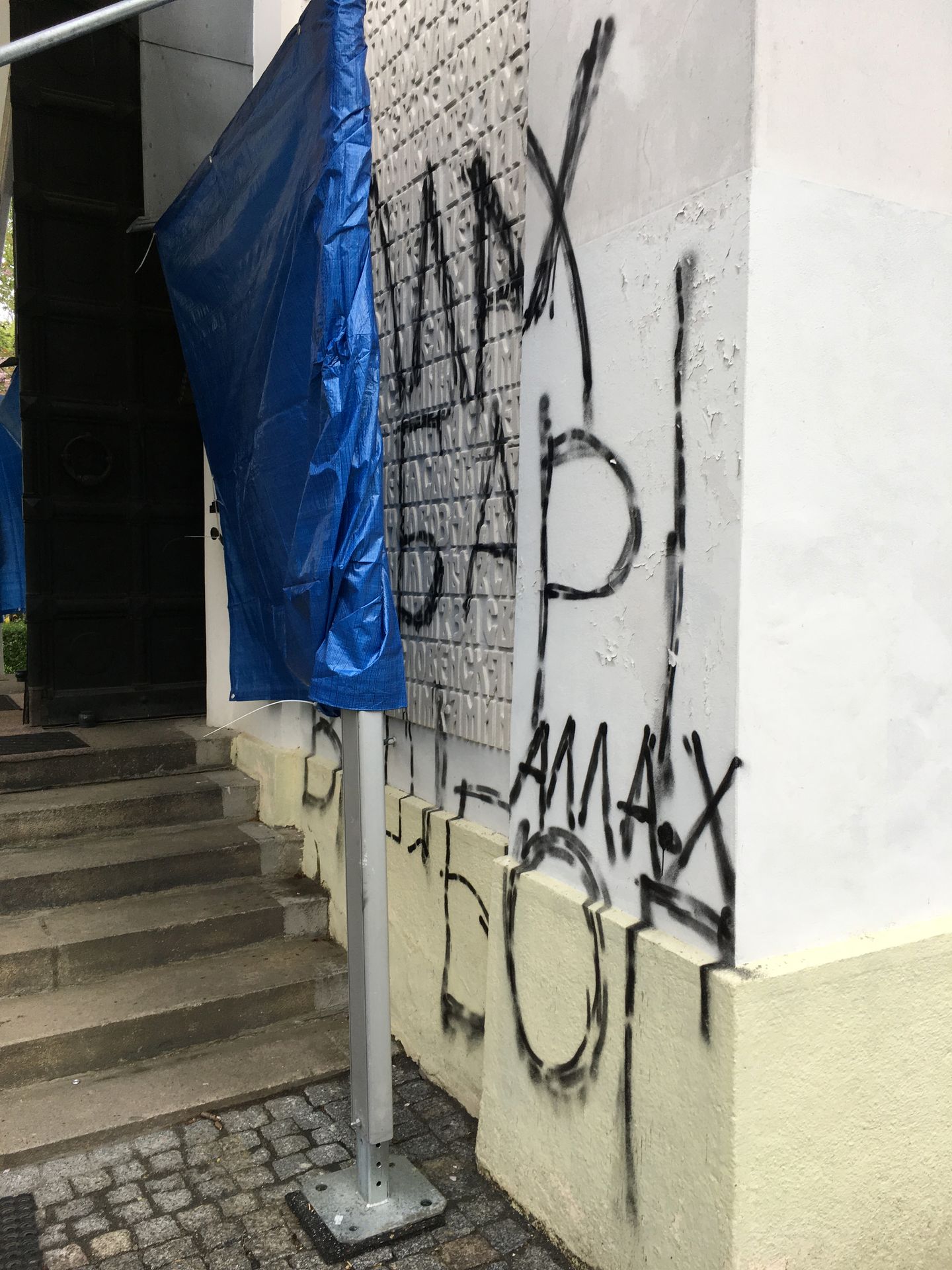 Posprejovaný kostel na Olšanech - 4 - GALERIE: Posprejovaný kostel na Olšanech (4/6)