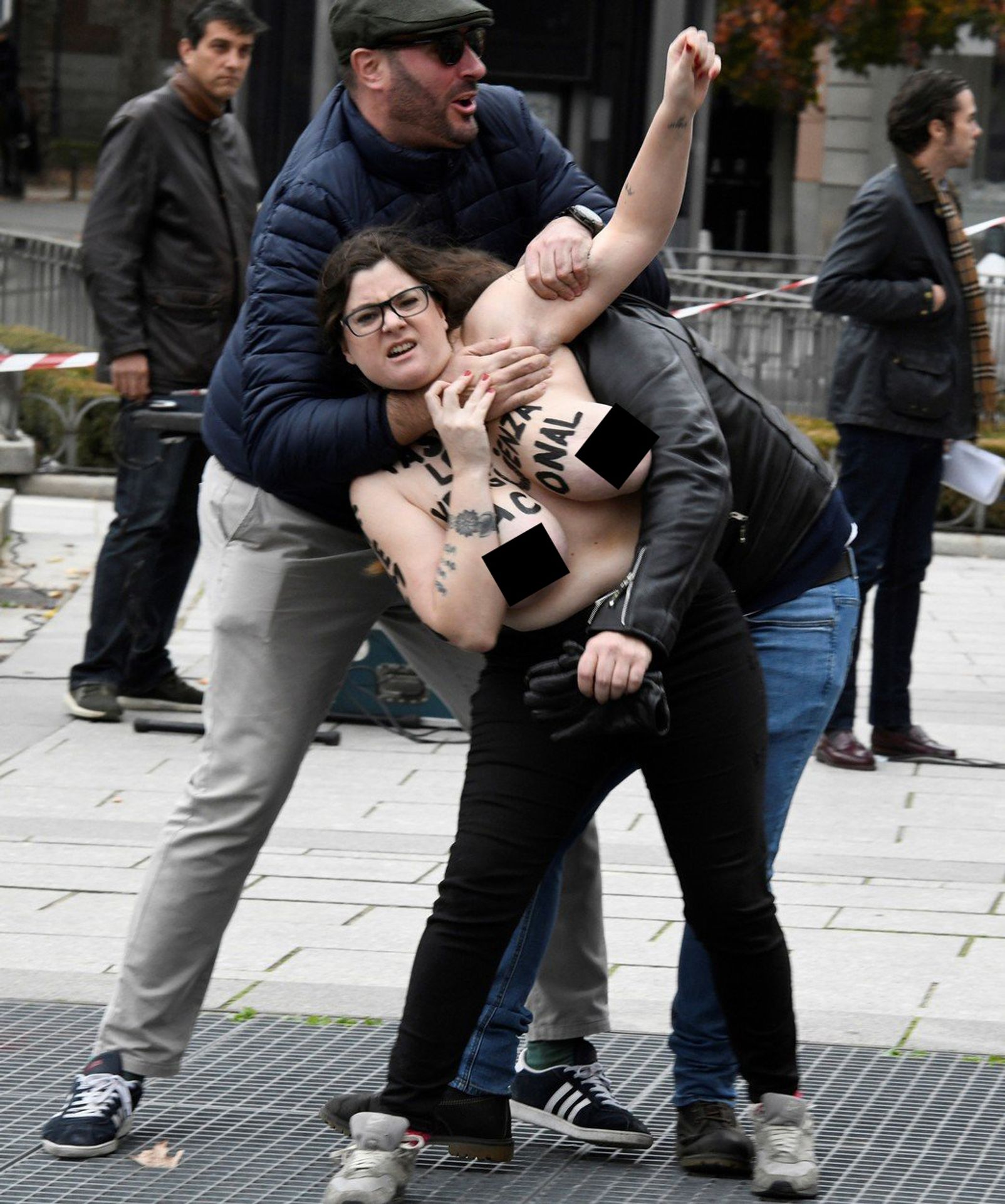 Protest ve Španělsku - 3 - GALERIE: Aktivistky nahoře bez zkopali obdivovatelé diktátora Franka (3/6)
