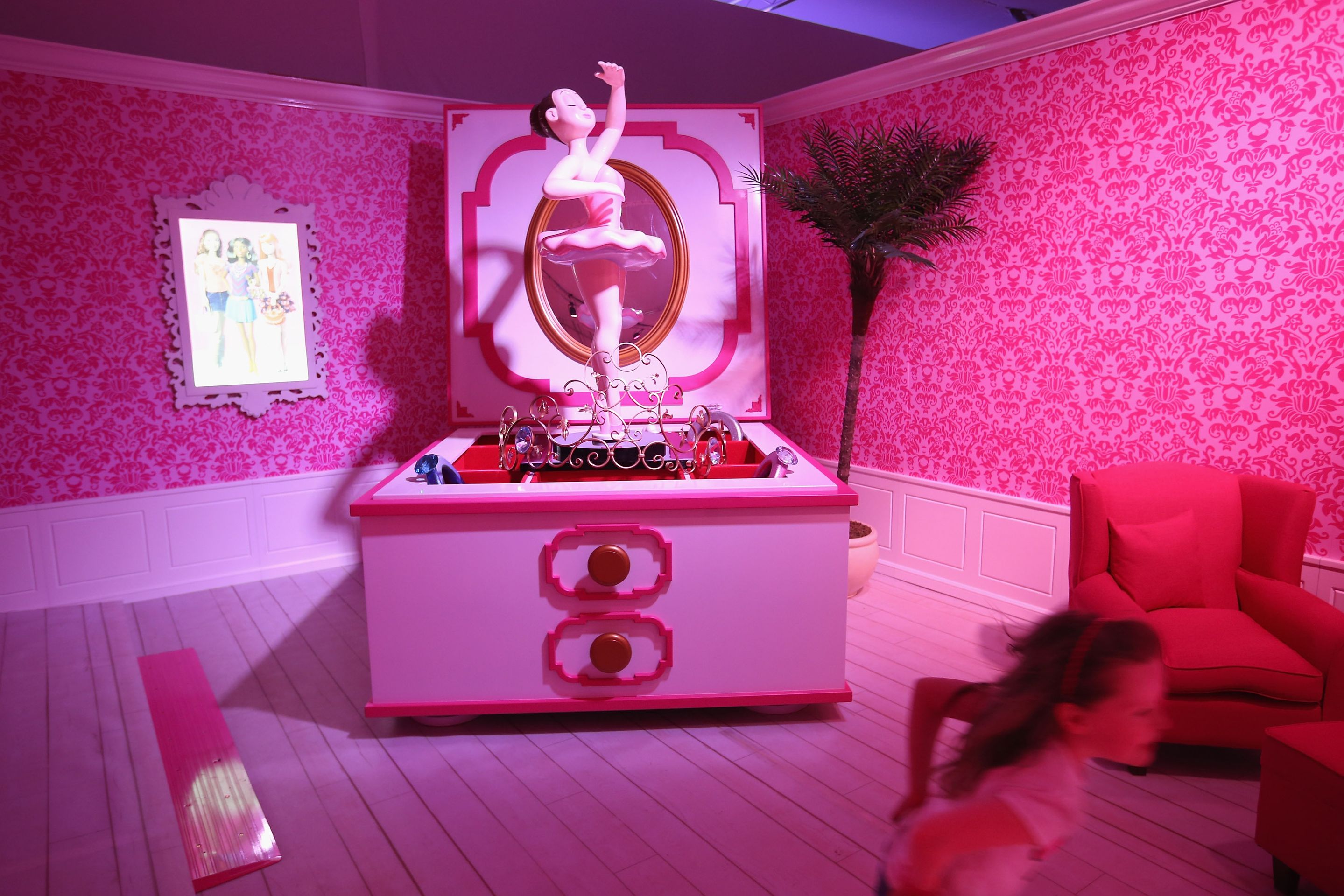Dům Barbie v životní velikosti - GALERIE: Jak žije Barbie? Podívejte se do jejího domu v životní velikosti (9/16)