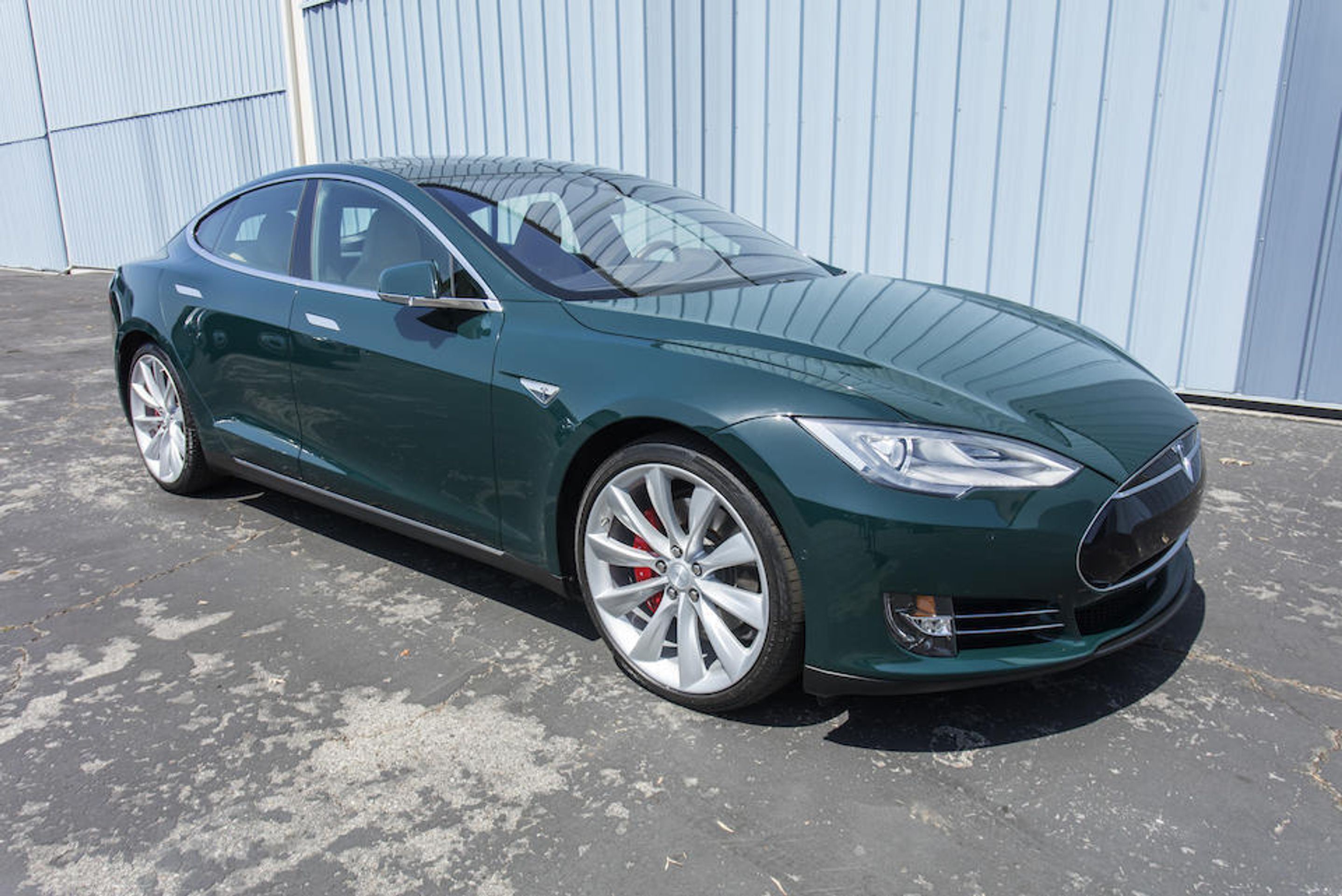 Tesla Model S Toma Hankse - 10 - Fotogalerie: Tesla Model S, kterou jezdil Tom Hanks po Kalifornii (1/6)