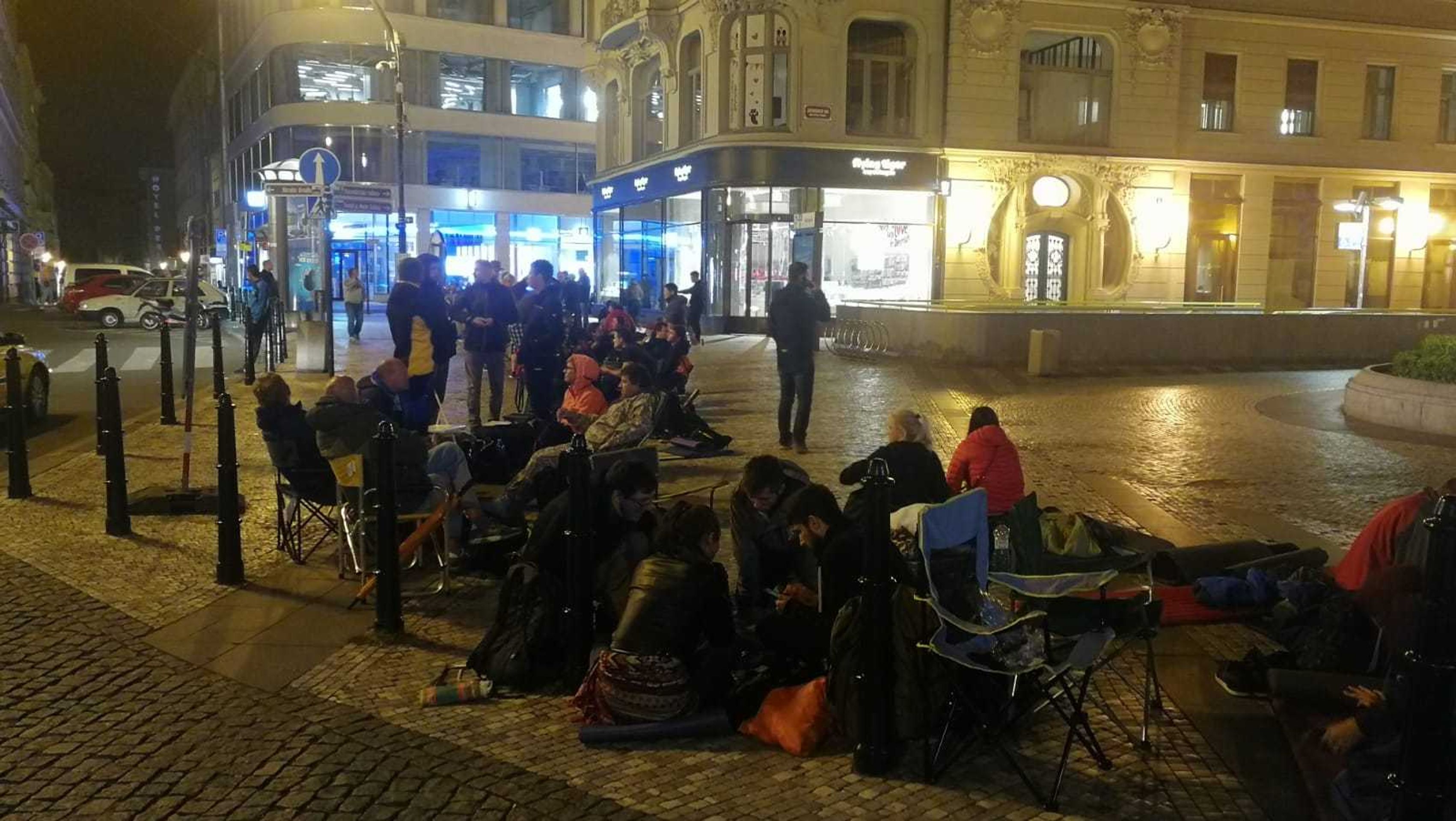 Fronta na bankovku - 2 - GALERIE: Lidé čekají na bankovku s Gottem (7/15)