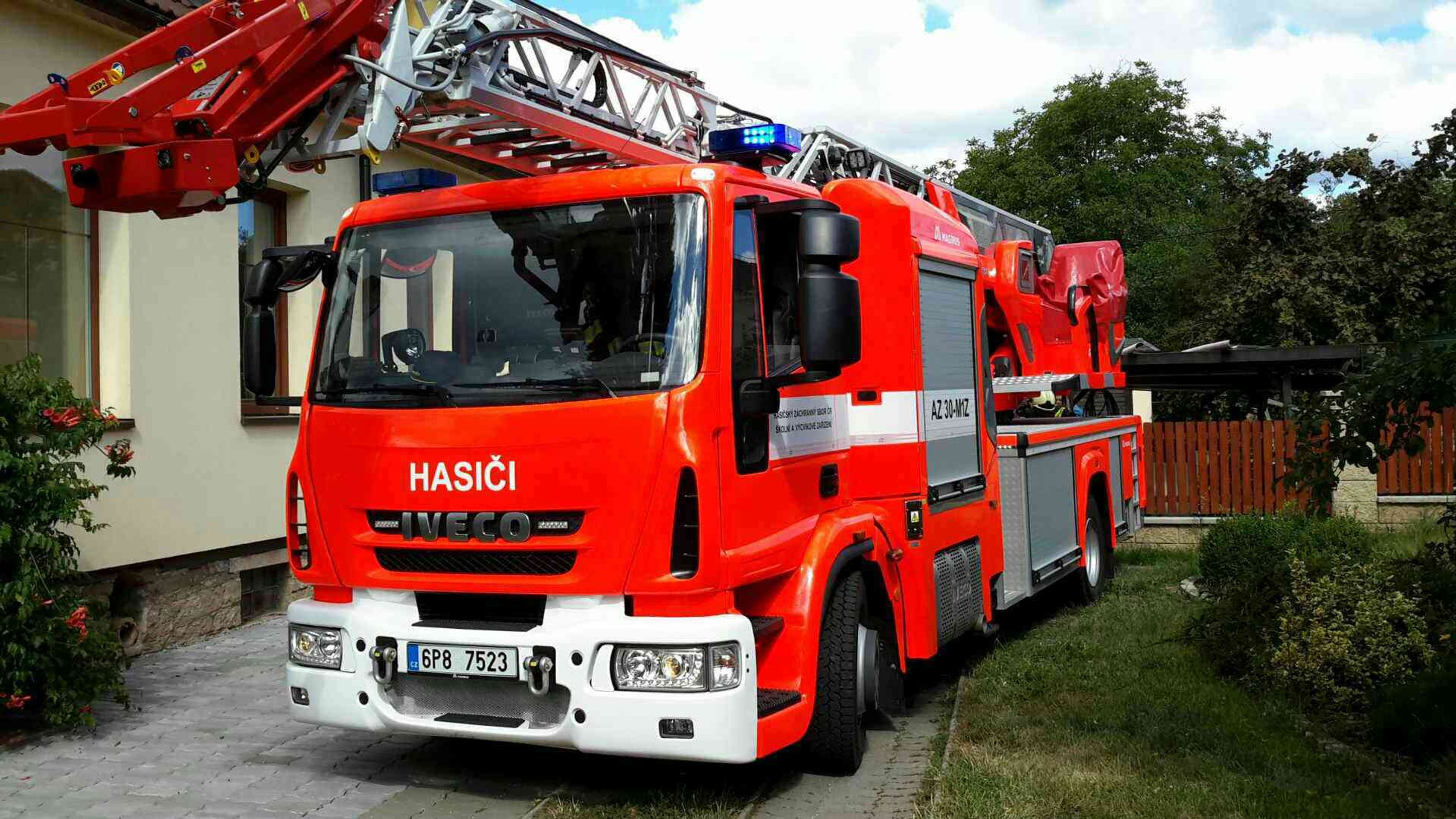 Obézního pacienta v Zastávce u Brna snesli hasiči plošinou - 1 - GALERIE: Snesení nadměrného pacienta speciální výškovou technikou z domu v obci Zastávka (10/10)