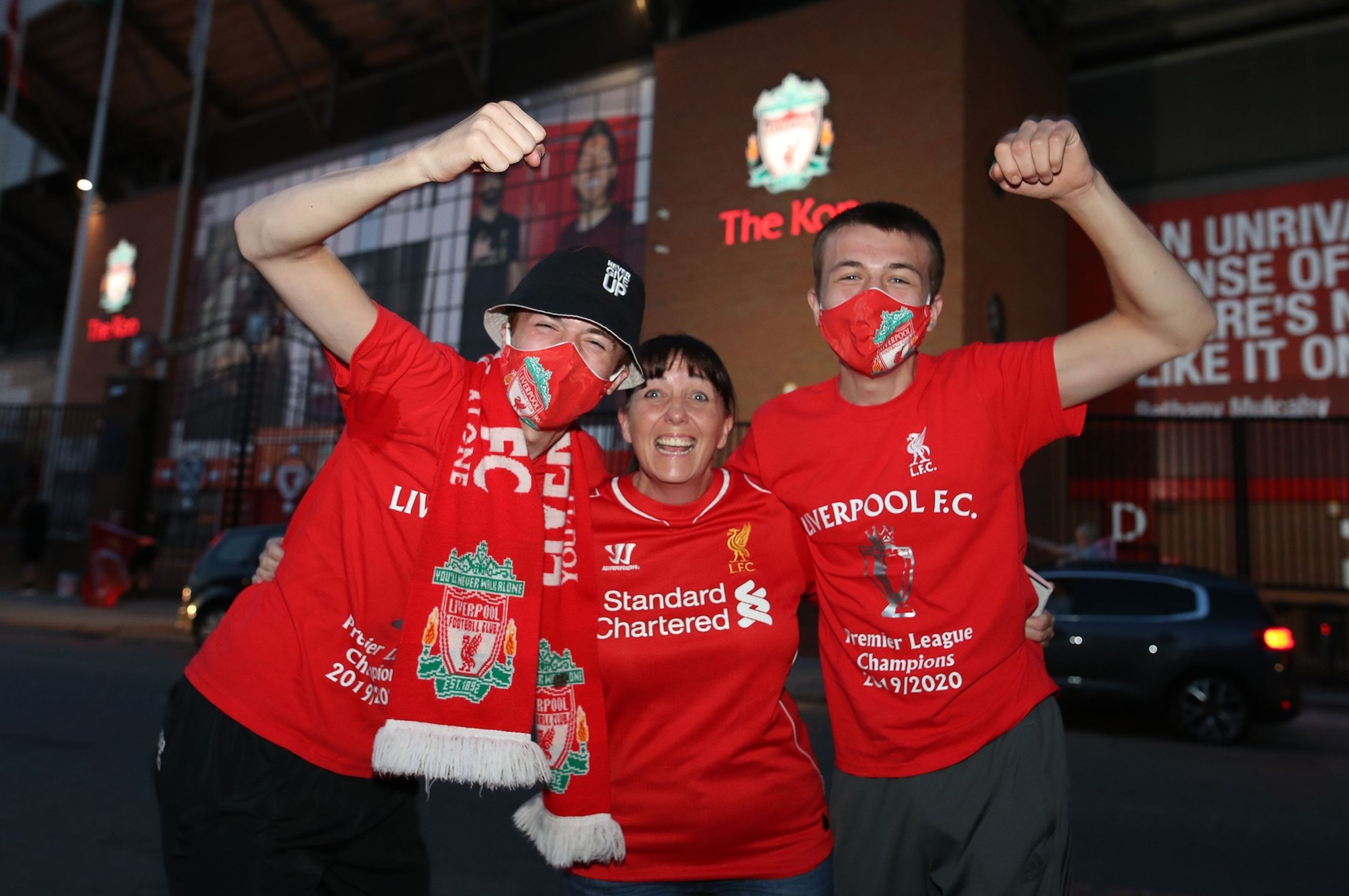 Slavící fanoušci Liverpoolu - GALERIE: Takhle slavili fanoušci Liverpoolu přímo ve městě (1/4)
