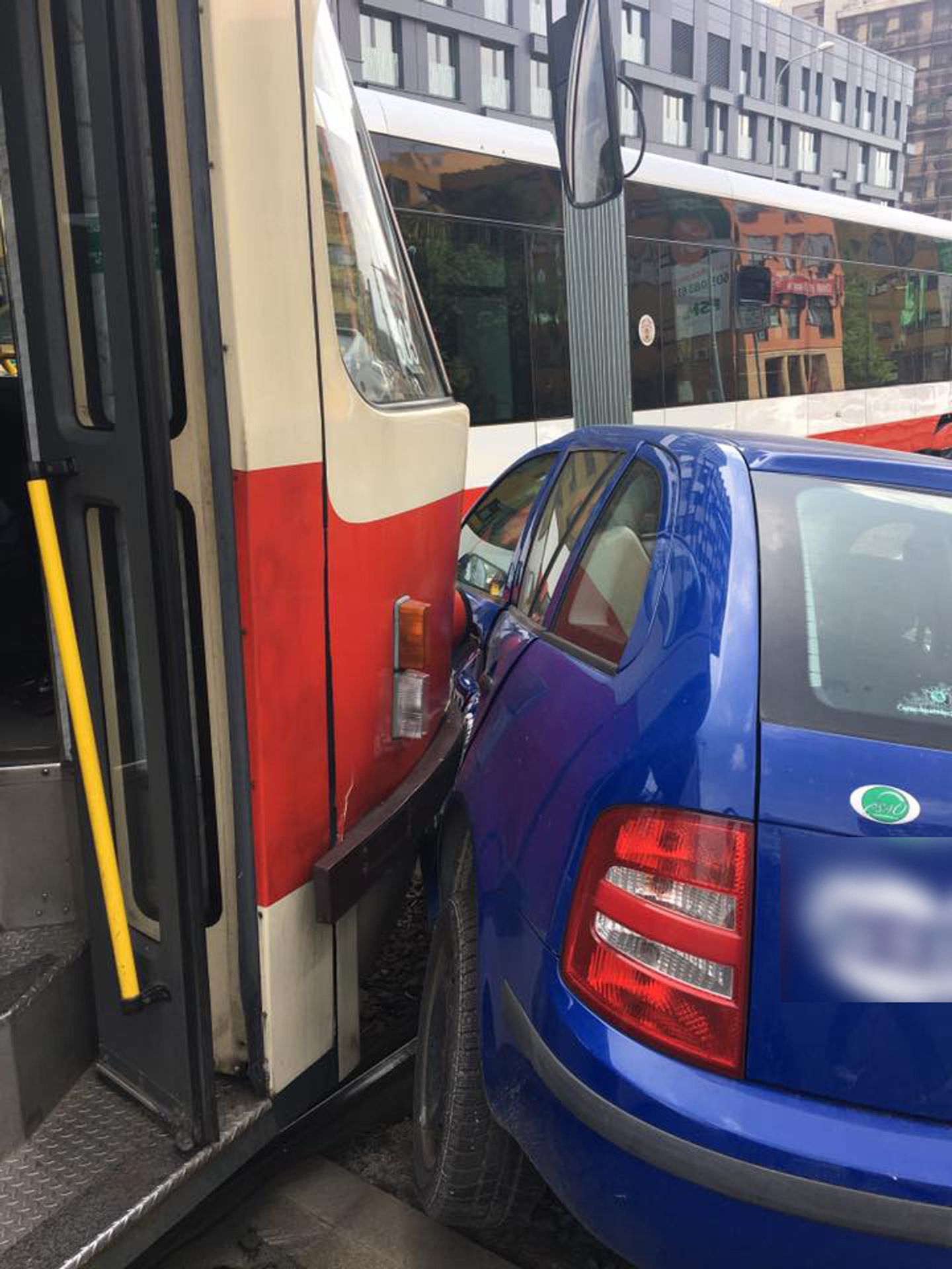 Nehoda automobilu s tramvají v Praze - 4 - GALERIE: Nehoda automobilu s tramvají v Praze (4/6)
