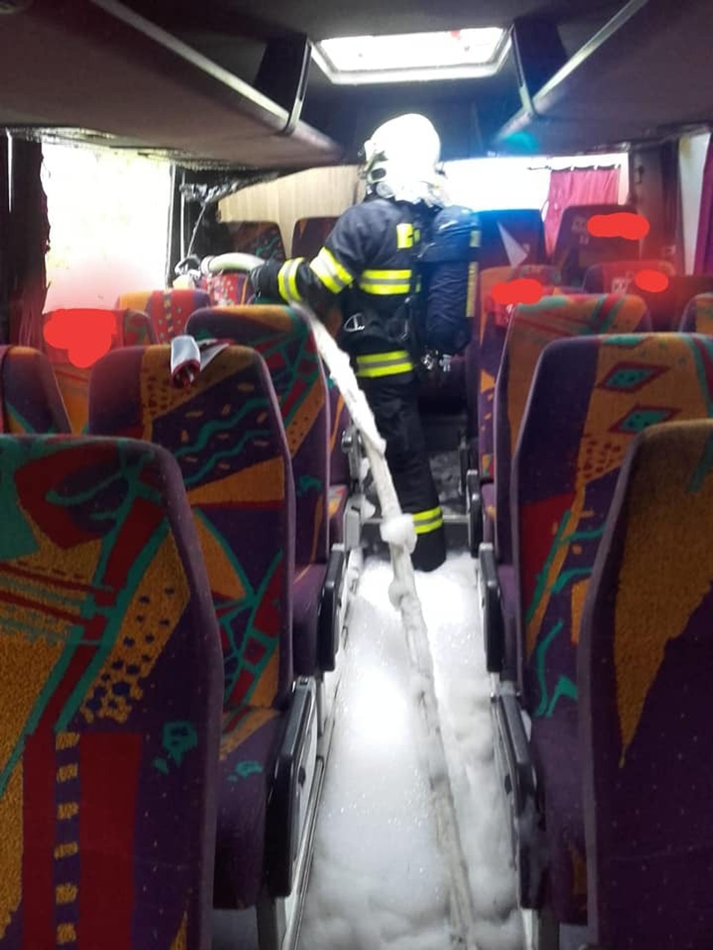 Požár autobusu na D7 - 3 - GALERIE: Požár autobusu na D7 (3/10)