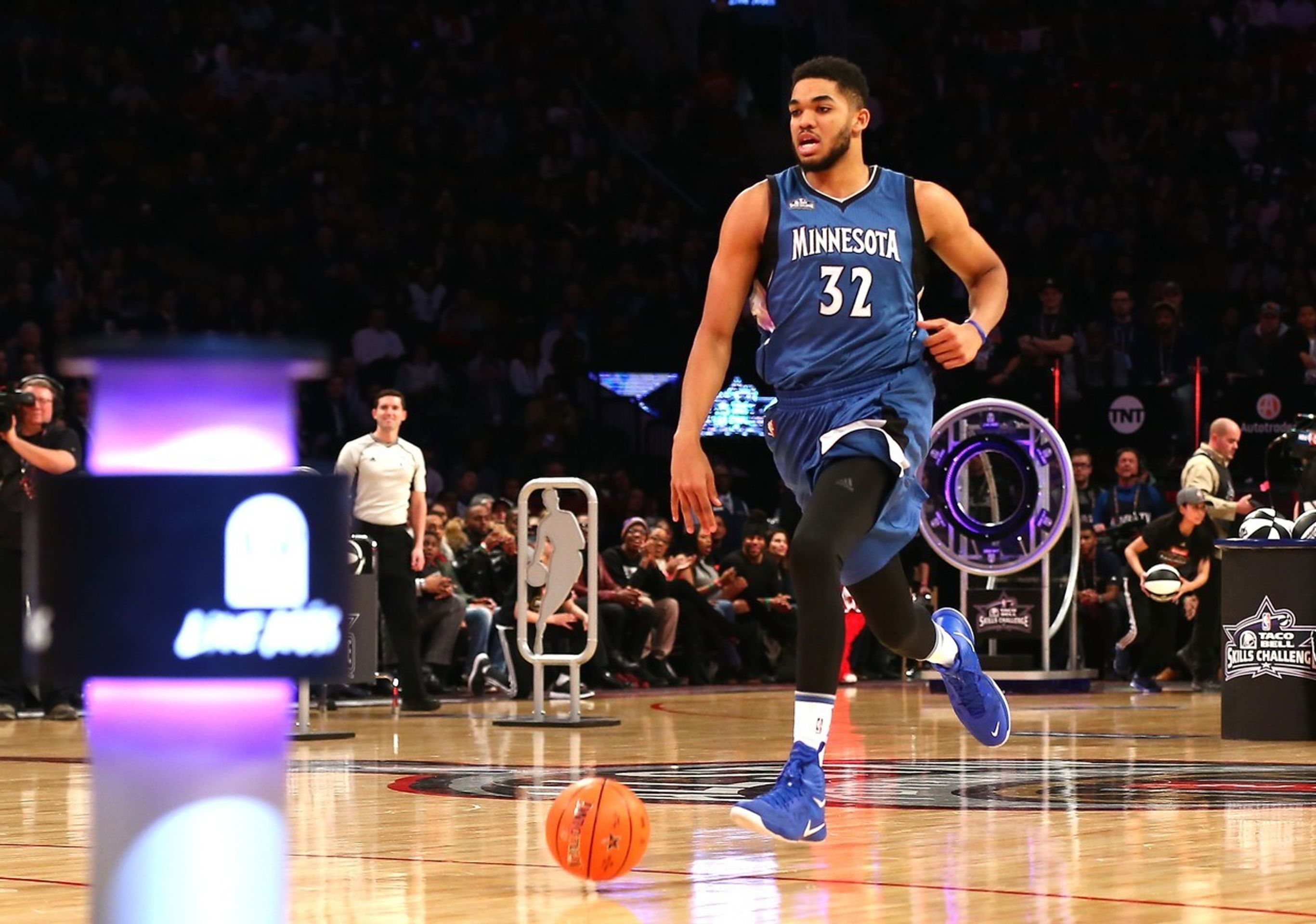 Dovednostní soutěže během All Star Game NBA - 2 - GALERIE: Dovednostní soutěže během All Star Game NBA (11/12)