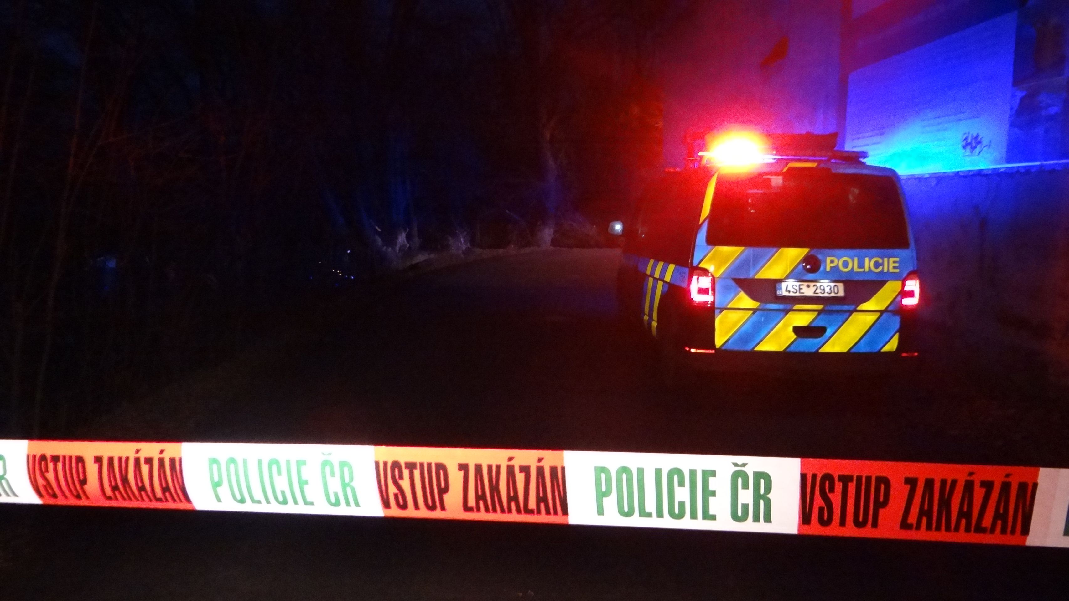 Hasiči vytáhli auto jeřábem, tělo ohledal koroner v policejním stanu - GALERIE: Smrtelná nehoda v Úvalech u Prahy (3/5)