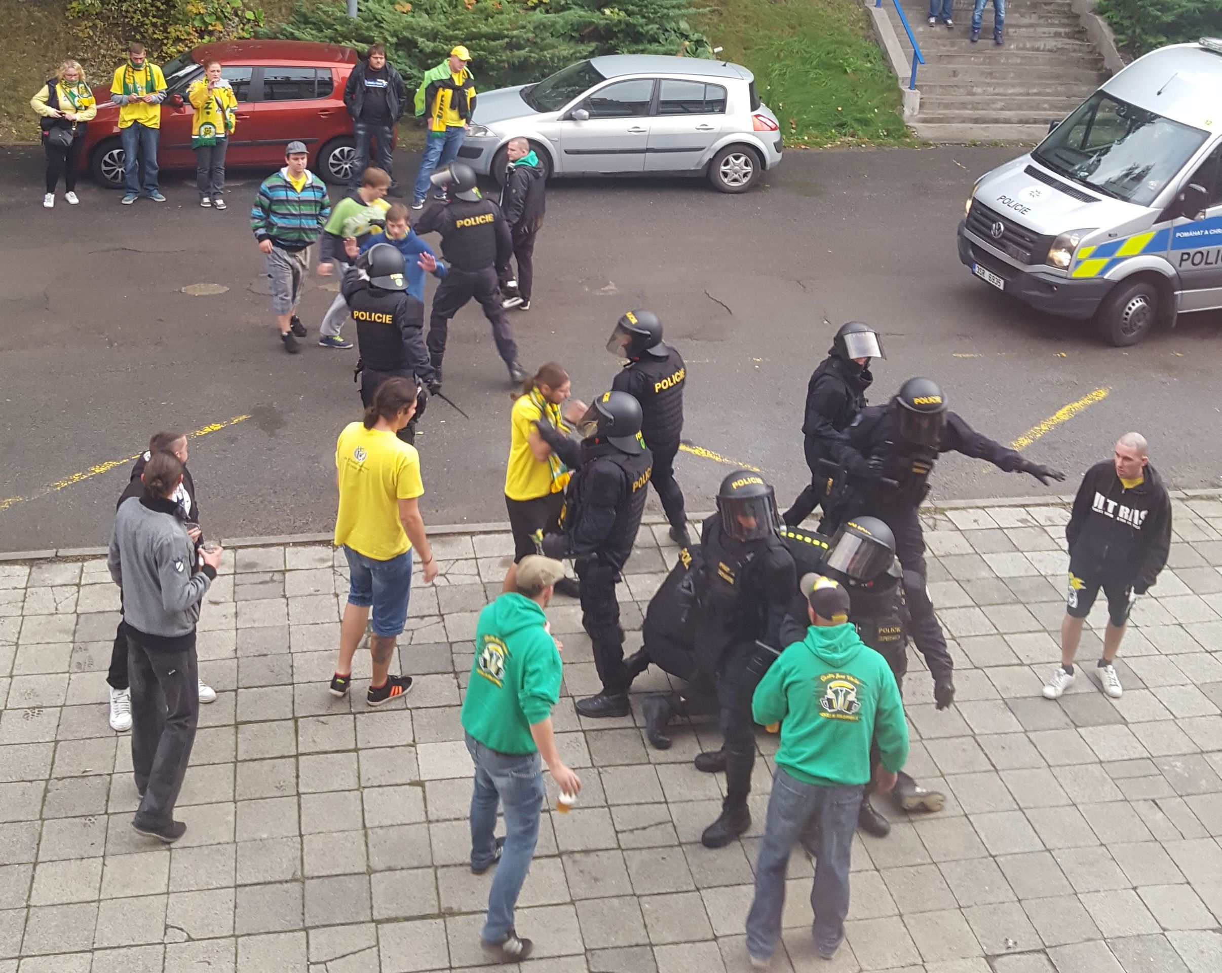 Zatýkání fanoušků Vsetína na Kladně s Jaromírem Jágrem - 1 - GALERIE: Policie zatýkala na Kladně, byl u toho i Jágr (2/6)