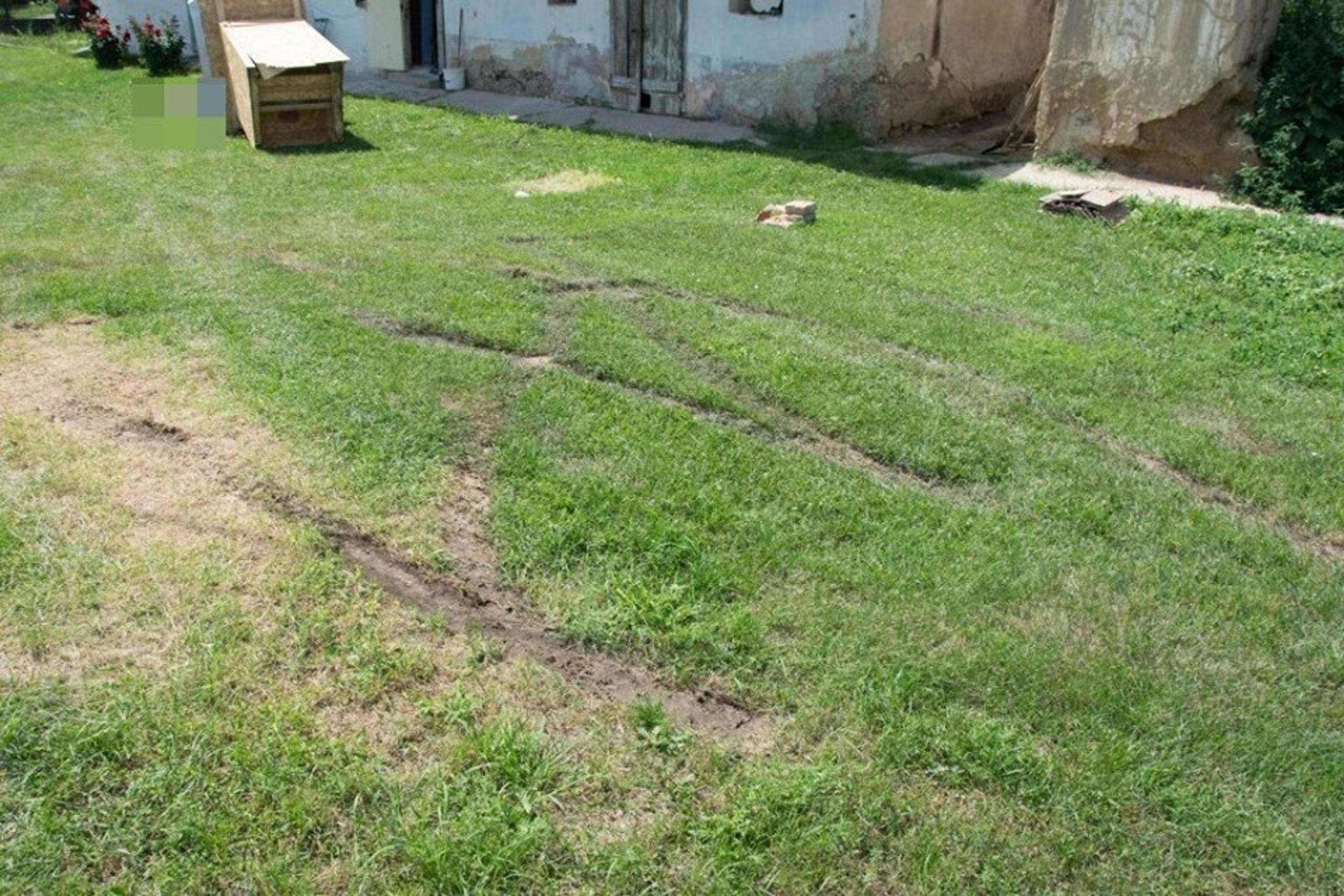 Muž narazil autem do venkovního záchodu, který spadl a usmrtil muže stojícího za ním - 5 - GALERIE: Neštěstí na dvoře rodinného domu (5/9)