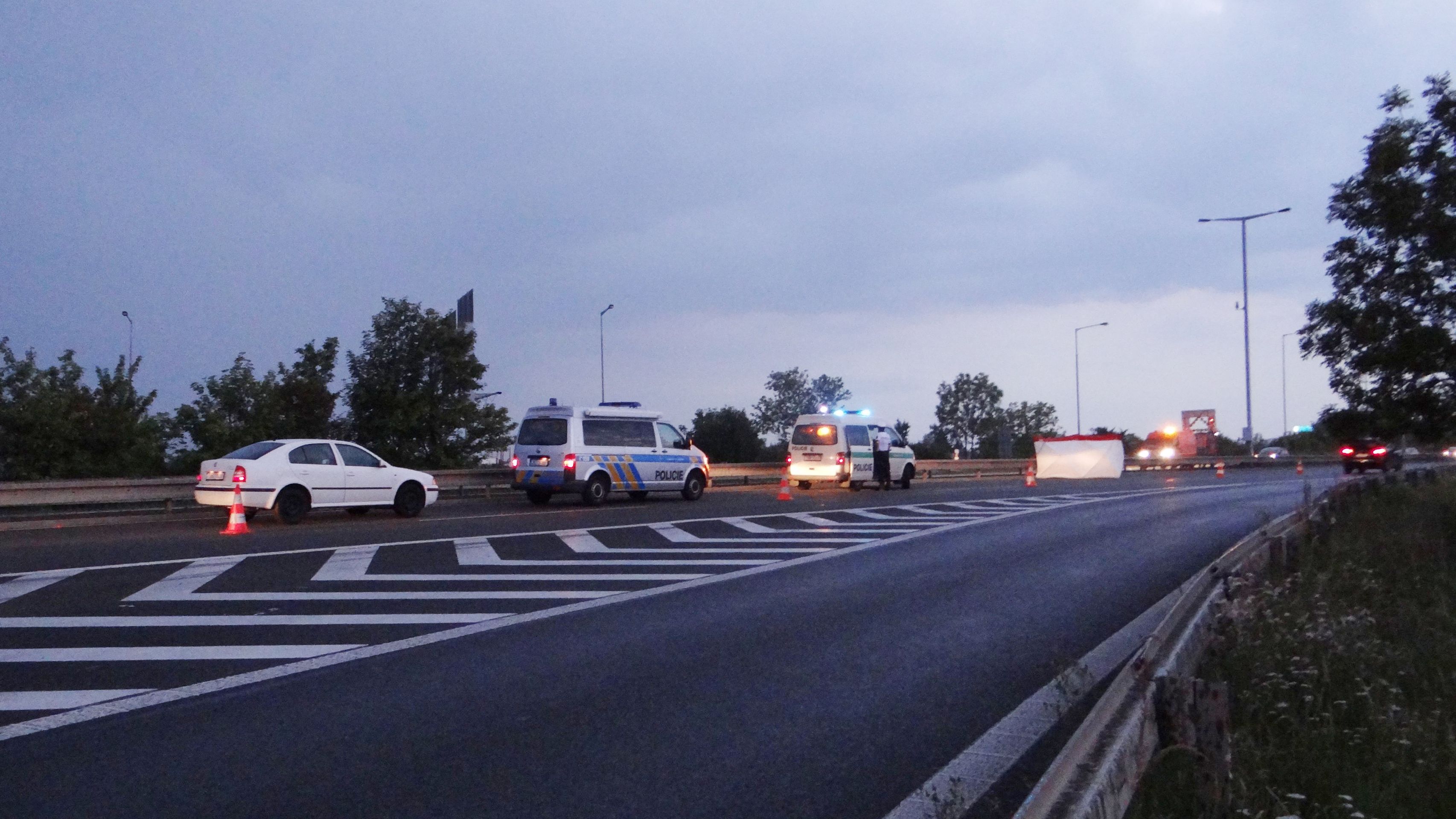 Náraz odhodil ženu do protisměru, hasiči místo s ostatky ohradili plachtou - GALERIE: Auto usmrtilo na D5 v Praze chodkyni (1/4)