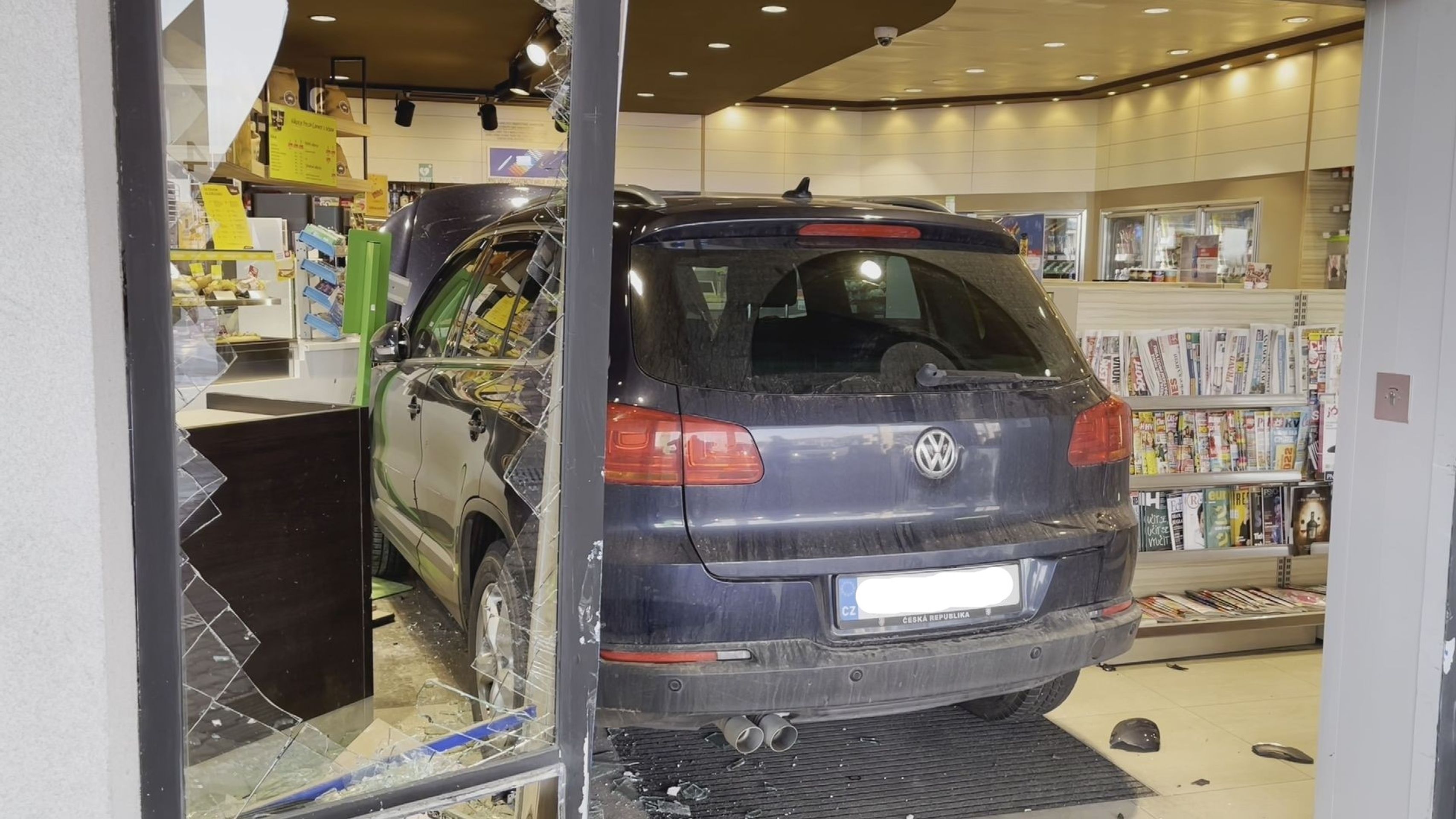 Nehoda na benzínce - Řidička vjela až na benzínku (1/7)