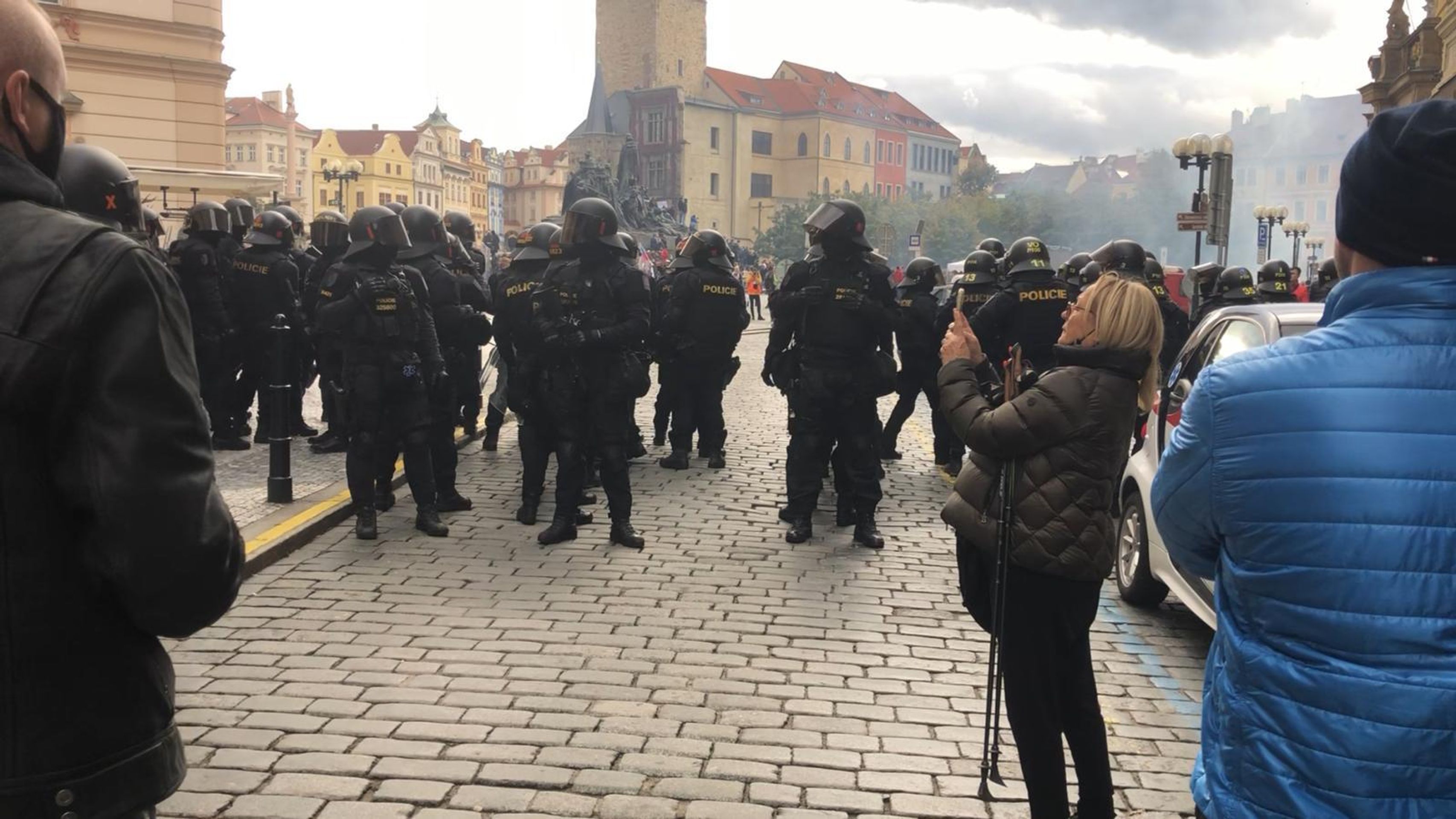 Demonstrace fotbalových chuligánů na Staroměstském náměstí se vyhrotila - 17 - GALERIE: Protestní akce na Staroměstském náměstí se zvrhla (7/23)