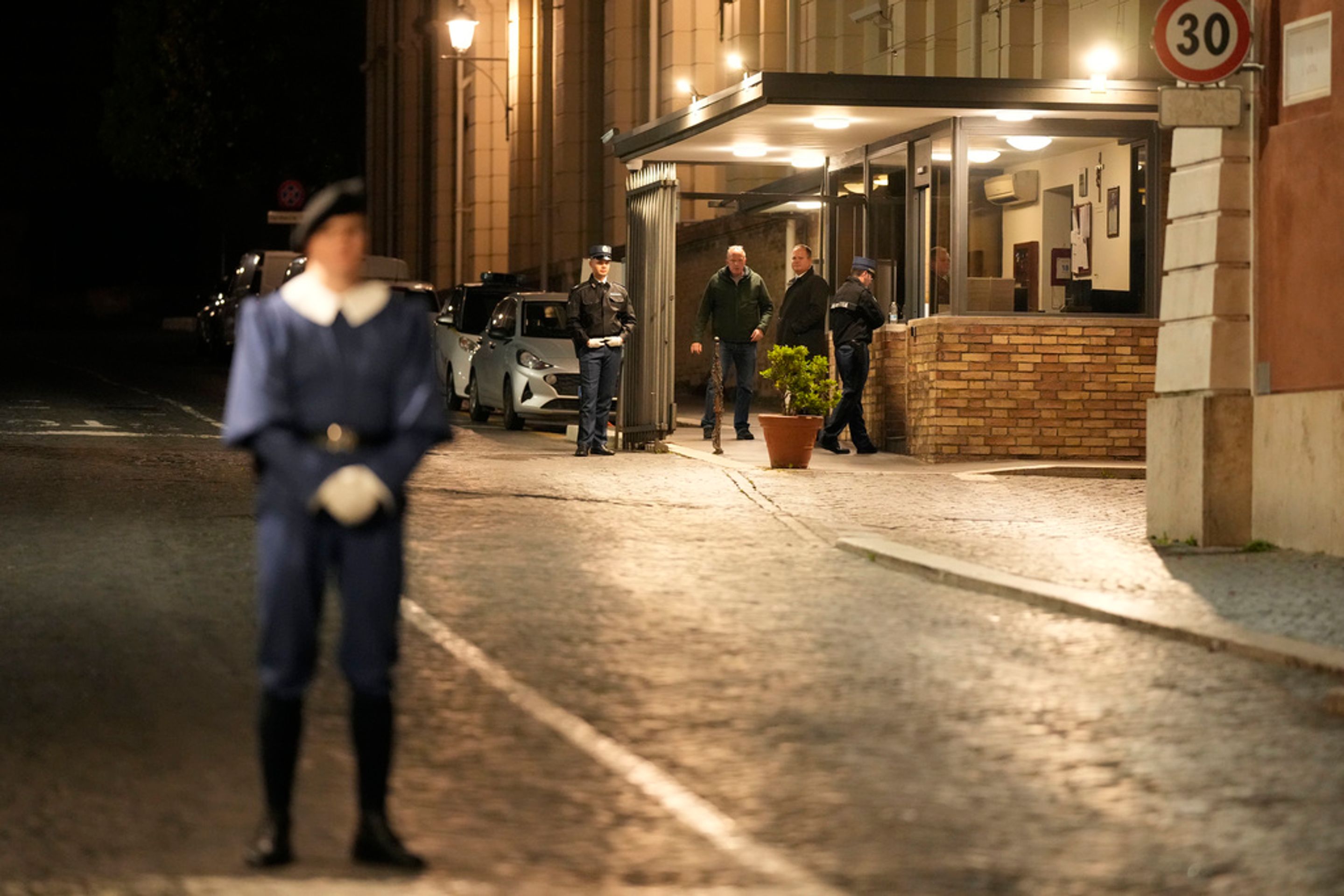 Vatikán muž se vřítil autem do bran (5) - Vatikán - policie na místě (4/5)