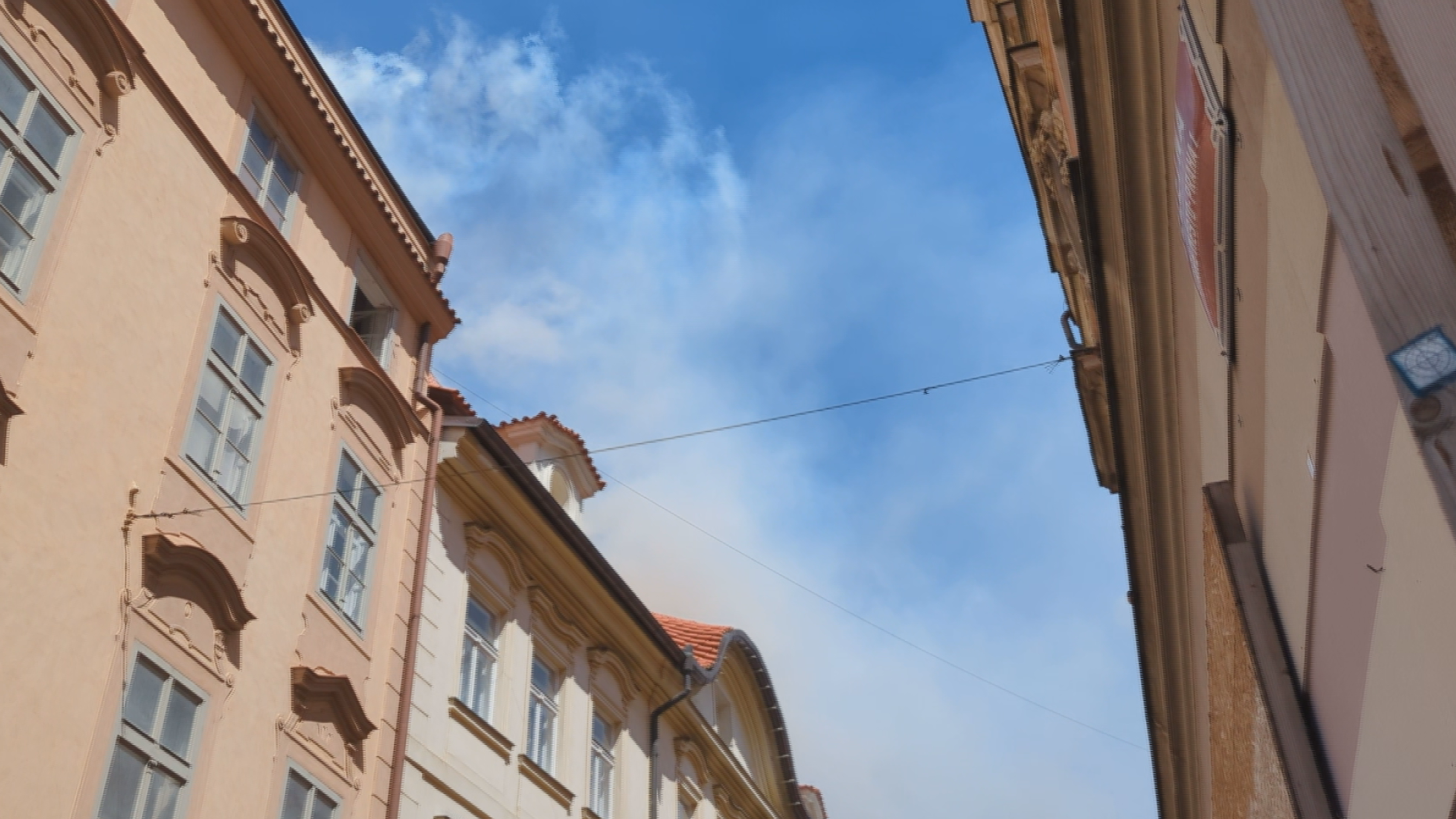 Požár na Staroměstském náměstí! Hoří budova známé galerie - Požár na Staroměstském náměstí v Praze (17/18)