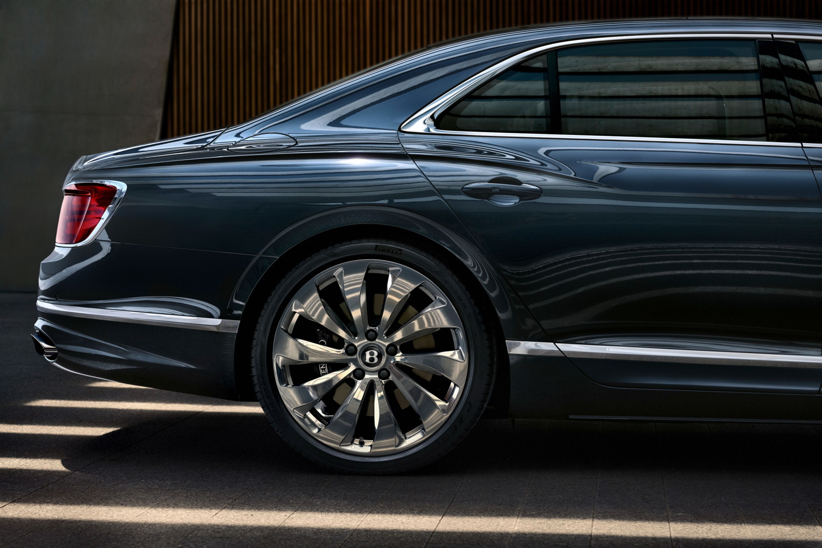 Bentley Flying Spur - 10 - Fotogalerie: Sportovní limuzína Bentley Flying Spur (11/14)