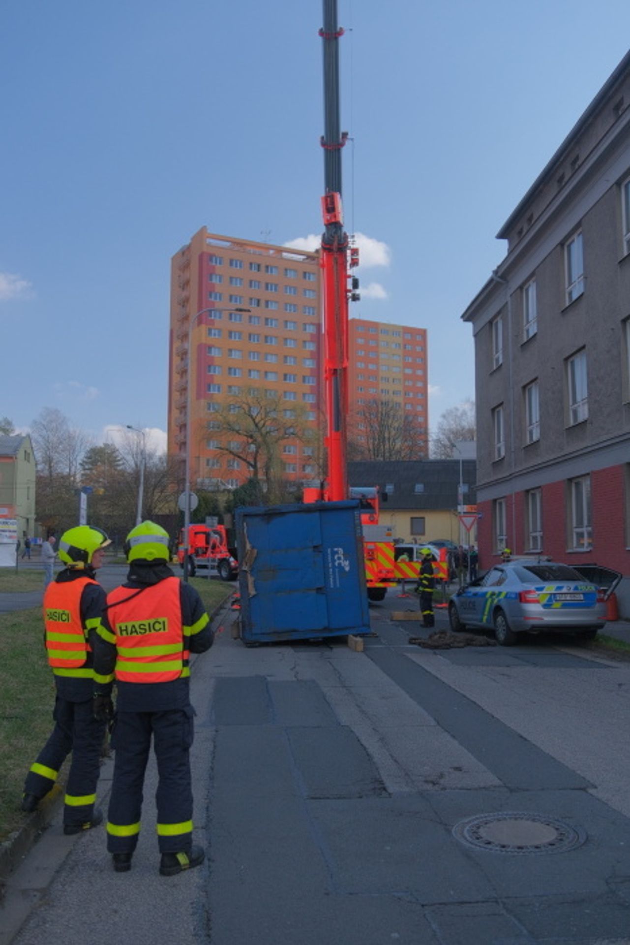 Kontejner v Ostravě spadl na policejní auto - 15 - GALERIE: Kontejner v Ostravě spadl na policejní auto (15/24)